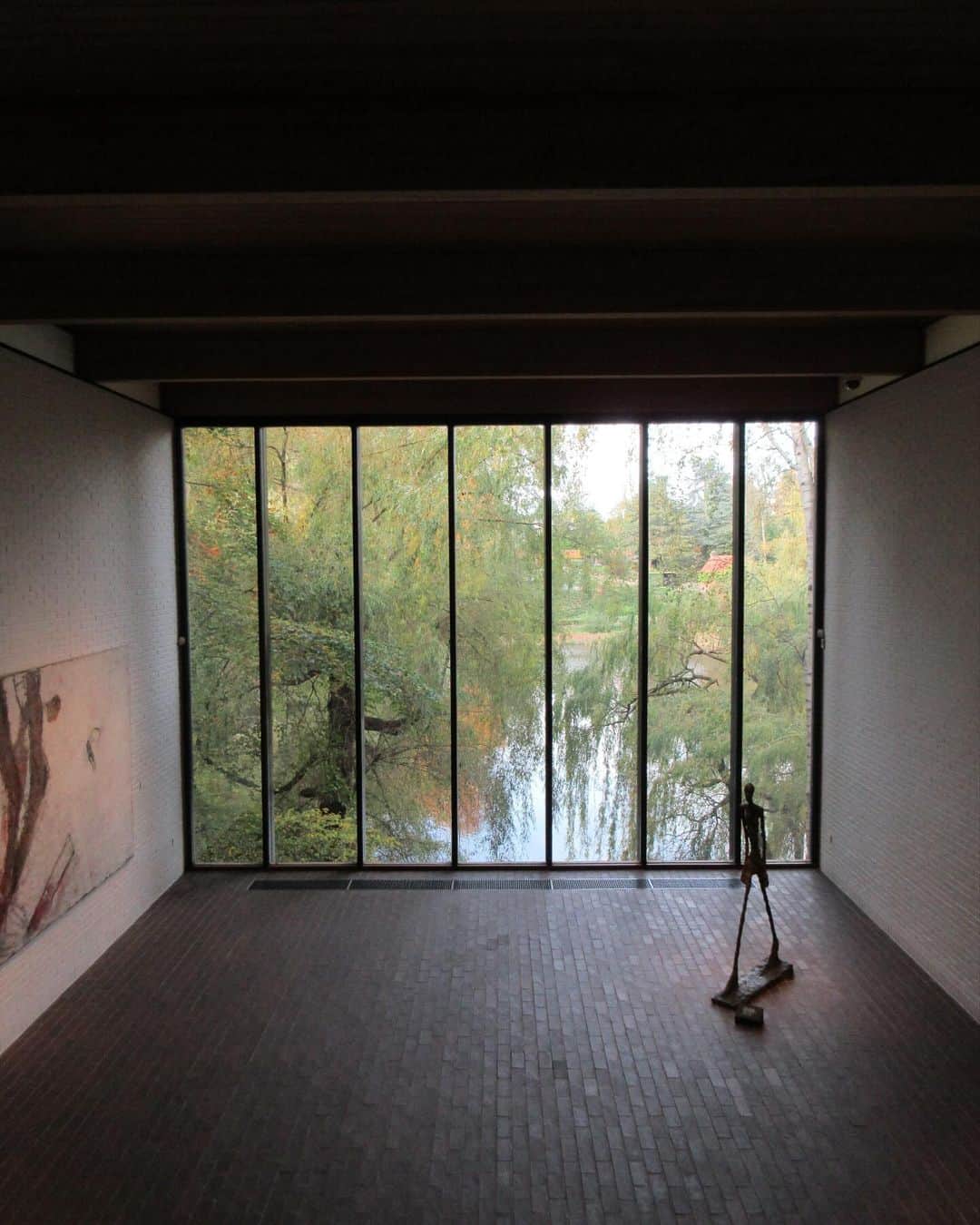 高橋美穂のインスタグラム：「. 世界一美しいとされている @louisianamuseum  隅々まで美しい美術館。 晴れて良かった。 自然の中に佇む美術館好きだな。」