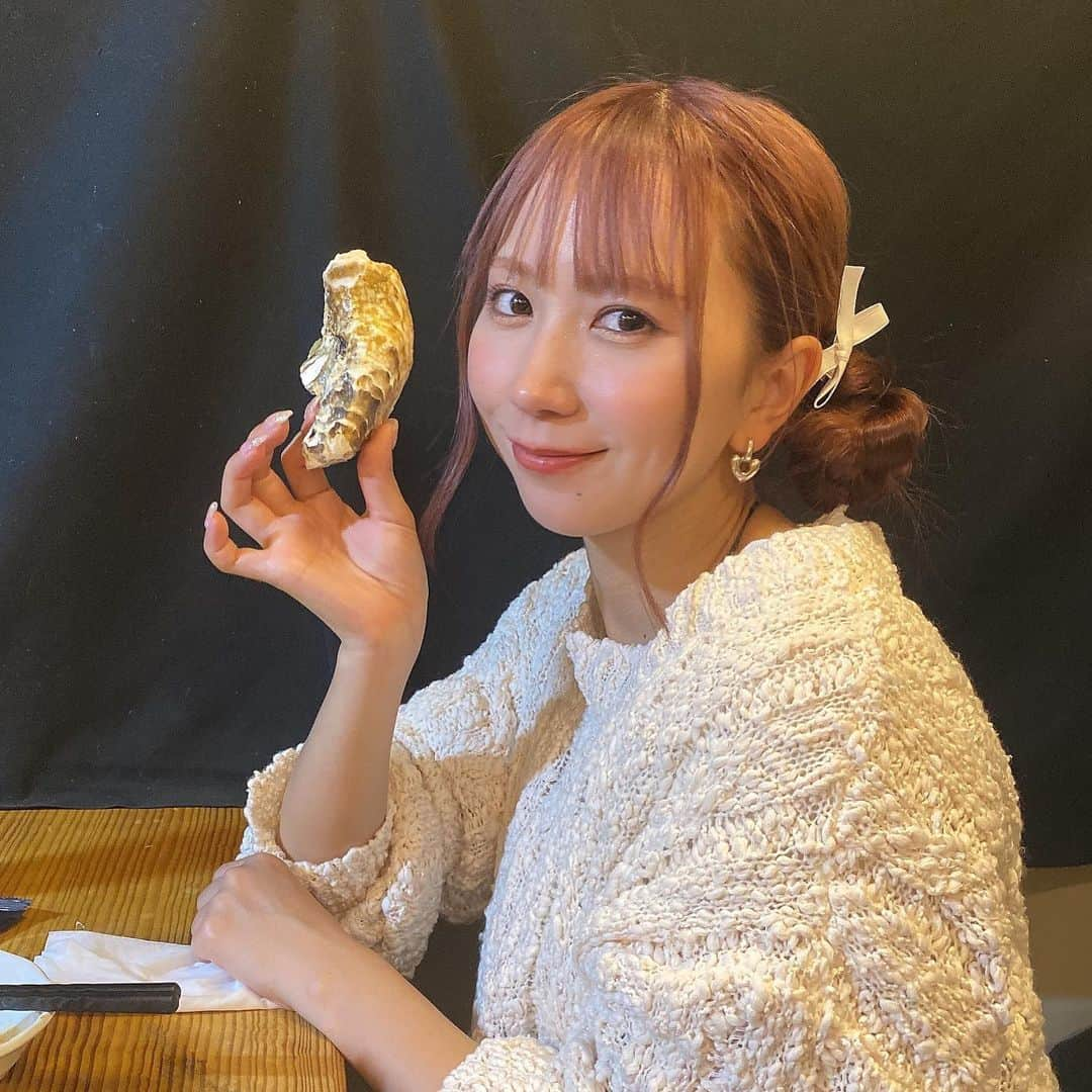 杉山優華のインスタグラム：「🦪🦪🦪 . . . . 『府中牡蠣BASARA』さんで美味しい牡蠣を食べてきました🦪🦪(@kakibasara ) 食べ放題飲み放題メニュー(7,200円)でいただいたのですが、 🦪生牡蠣 🦪蒸し牡蠣 🦪牡蠣フライ ↑これが全部食べ放題というバグ起きてました😳😳😳 ここのお店の生牡蠣は真水で洗わず、牡蠣そのものの海水とレモンを絞っていただくのですが鮮度が凄かったです😢(お醤油とポン酢も言ったらいただけますよ🙆‍♀️） . . 牡蠣は蒸し牡蠣が1番好きなのですが、クリーミーでぷりぷりで美味しかったなぁ、、。🥲 牡蠣フライはソースのこだわりが凄くて色んな味が楽しめます🔥 食べ放題のメニューに組み込まれている 牡蠣の土鍋ご飯は、食べ放題と並行してその場で炊いてくれるから出来立てをいただけます🔥🔥 あと、お通しの野菜スティックも美味しかった😢 また絶対絶対絶対行きます😳✨✨✨ . . PR @kakibasara #府中グルメ #府中ごはん #府中飲み #府中居酒屋 #府中駅 #府中市 #府中市グルメ #府中市居酒屋」