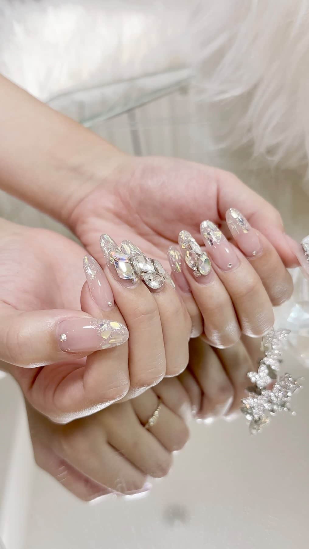 のインスタグラム：「【NEW⸜❄️⸝NAIL❤️】 . ネイル変えてきたよ😚👍 今回はキラキラネイル💅💕 ヌーディ×キラキラ✨が可愛すぎて ずっと見てられる😭💓💓 . 今回もネイルサロンは新宿にある @wiznail_0502 だよ❤️ 早いし上手いしかなりお勧め👍 私の担当はあやさん🐰 @ayaka_shinohara_wiz  . いつも話してたらあっとゆう間に 可愛いネイルに仕上げてくれて感謝💕 . 🌟 Nail Salon Wiz 新宿 【ネイルサロンウィズ】🌟⋆꙳ 📮 東京都新宿区新宿3丁目26-3 コンワ センタービル5F 📞 03-6302-1697 . #nail #naildesign #ネイルサロン #nailsalonwiz #wiznail #冬ネイル #ネイルデザイン #キラキラネイル」