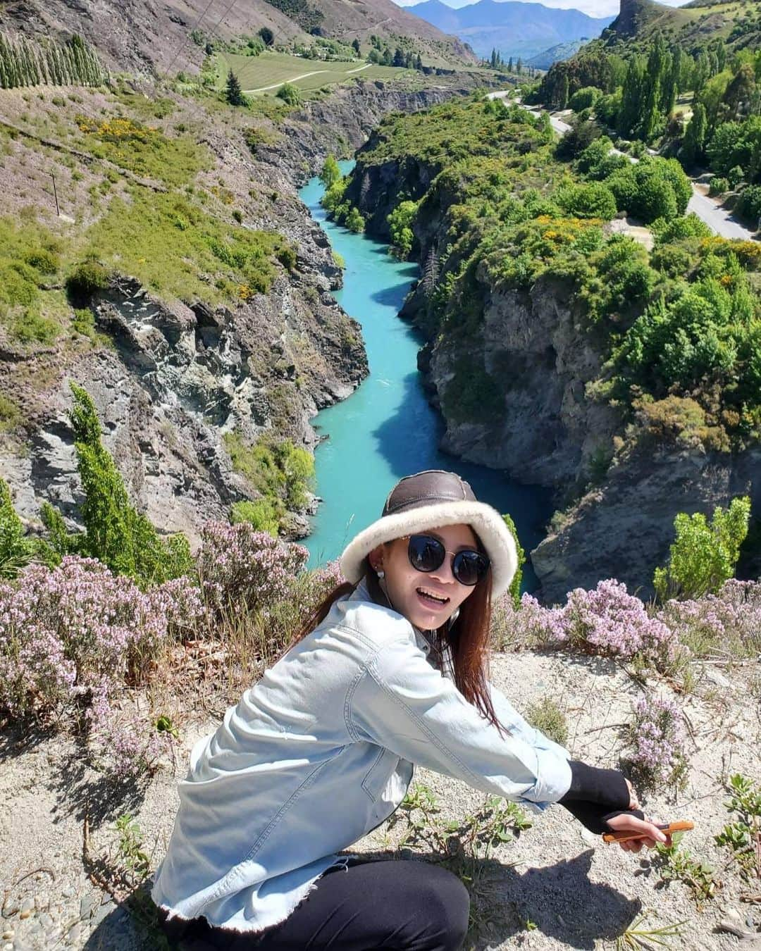 宮本美季さんのインスタグラム写真 - (宮本美季Instagram)「「絶景」って言葉を良くテレビとかで耳にするけど、これぞ絶景！って場所だらけで、もうただ圧倒される😂　自分がちっさく感じる瞬間。 そして，胃腸が疲れてきました🤣  #nz #queenstown #nature #roadoftheringtrip」11月6日 14時06分 - mikivoice