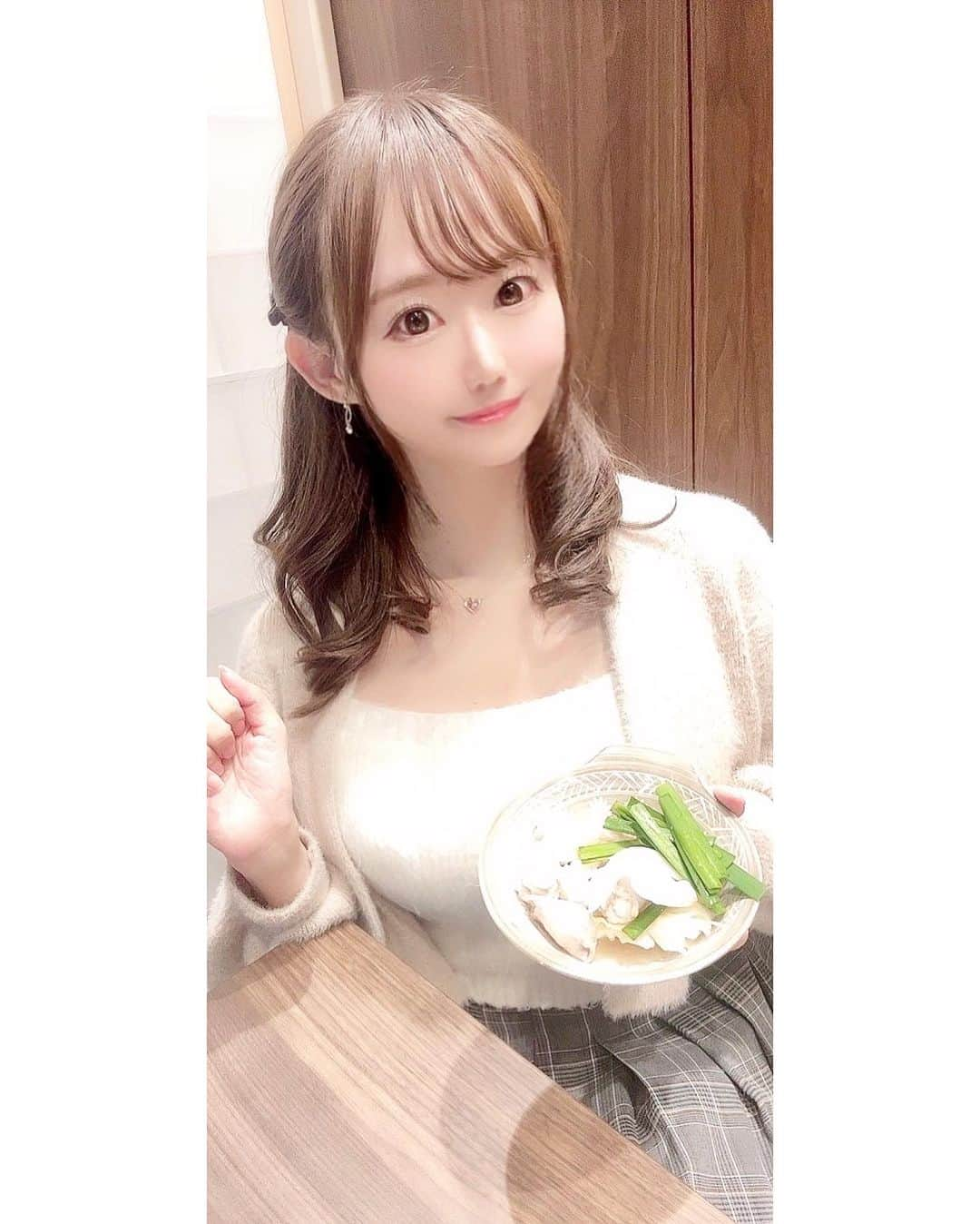 吉田麻衣子さんのインスタグラム写真 - (吉田麻衣子Instagram)「もつ鍋🍲専門店 『お茶の水TEN』エソラ池袋店に行ってきたよ🩷 @ten_esora_ikebukuro   10月25日にopenしたて❣️ 駅直結のエソラ池袋に入ってるから 行きやすい🩷  もつ鍋、お料理はもちろん美味しくて、🤤 お店の映えメニュー　クリームソーダも 種類が沢山あってカラフルで可愛い😍  私はいちごソーダにしたよ🍓 アルコール有り　無し選べるよ✨  もつ鍋の種類は 🍲　名物金の味噌もつ鍋 🍲　カツオ出汁薫る　銀の塩もつ鍋 🍲　蕎麦屋直伝　紫の醤油もつ鍋  私は　銀の塩もつ鍋にしたよ✨ サッパリしてて食べたやすい☺️  サイドメニューも全部美味しいので これから鍋が美味しい時期におススメだよ🍲💓  お茶の水TEN Esola池袋  東京都豊島区西池袋1-12-1 Esoda池袋　6階 営業時間 月〜日　11時〜23時 日曜営業 定休日無し  #pr #お茶の水テン #お茶の水ten #お茶の水tenエソラ池袋 #もつ鍋 #池袋 #池袋グルメ #鍋 #instafollow #instalike #instagood #instahappy #instafood」11月6日 14時07分 - maiko.yoshida