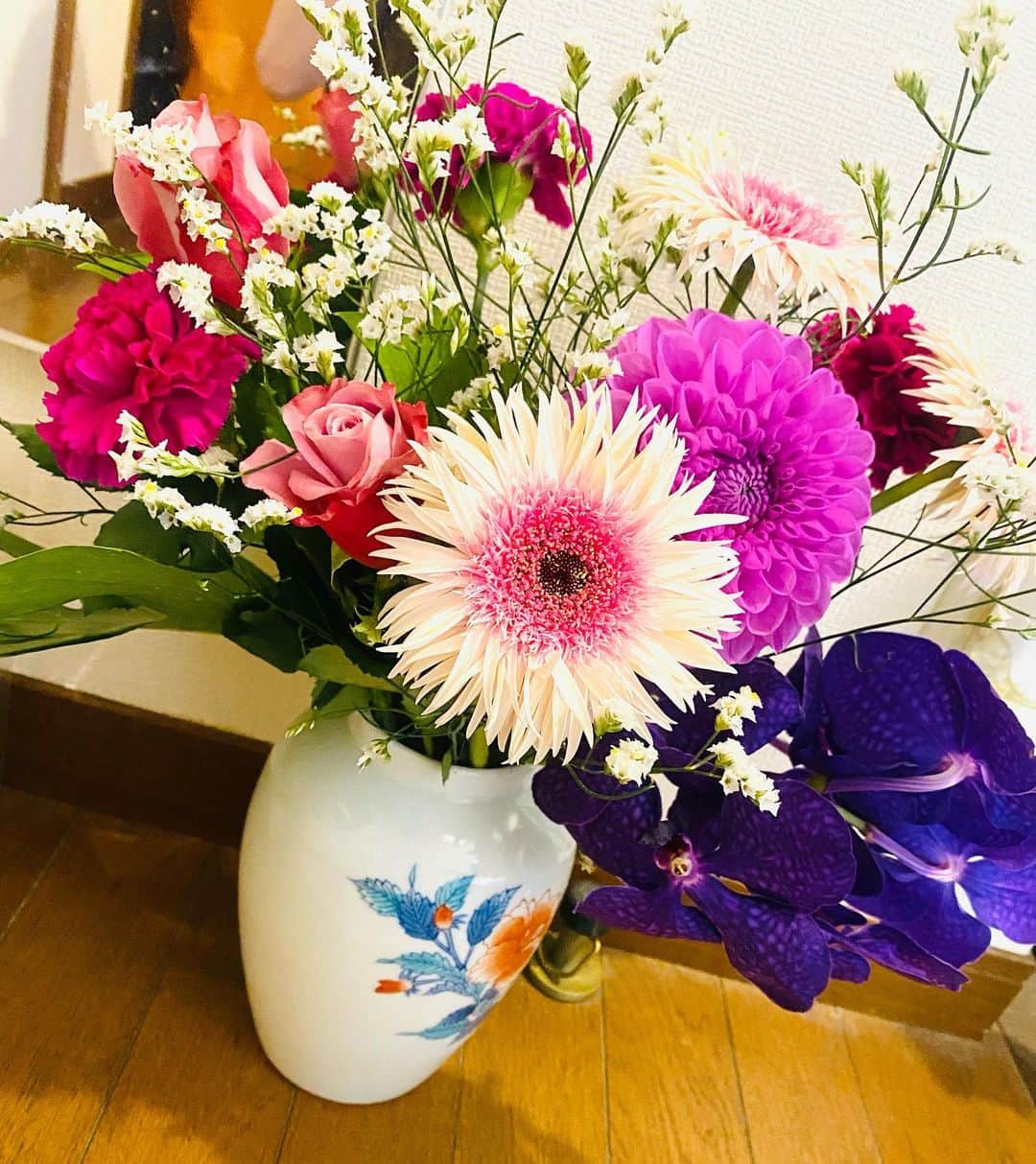 上野水香さんのインスタグラム写真 - (上野水香Instagram)「お祝いのお花💐🌸🌼💗💜💕 感激でございます🥺  祝電の山、お祝いメールの海、そしてお花のガーデン。。  幸せでございます。  皆様、ありがとうございます🙇‍♀️」11月6日 14時10分 - mizukaueno