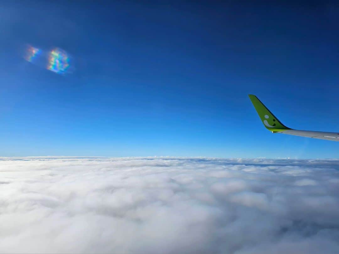 Shihoのインスタグラム：「空の上から  #sky #trip #travel #airplane #clouds #空 #空の上 #飛行機 #夜景 #singerslife」
