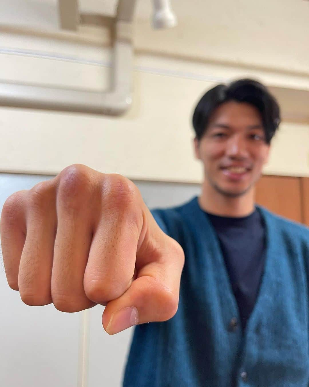 杉本知香のインスタグラム：「漢の拳！ 引退してから徐々に髪伸ばしてきたけど、 このくらいの長さで現状維持がいいかなと✂️✨  #中目黒美容室#イケメン#イケオジ #村田諒太 🥊 #ロンドンオリンピックミドル級金メダリスト 元#WBA世界ミドル級スーパー王者」