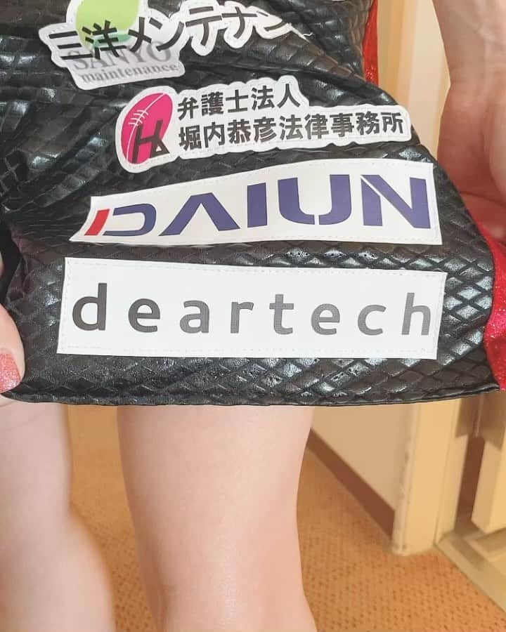 黒木優子のインスタグラム：「今日は#deartech さんへ挨拶に😊 @deartech_official_jp さん、パンツスポンサー&応援いつも本当にありがとうございます😭  @deartech_tanaka_h 田中社長のお陰で私の髪の毛まだあります！笑🤣  #deartech さんがなければ私の髪傷みすぎて全部千切れてなくなってるところでした😱  ボクシングの応援だけでなく、私生活で毎日支えてくださって感謝しかないです💦  髪を染めて傷んでるそこの方！ 是非一度deartechさんの#varijoieシャンプー &#varijoieトリートメント 試してみてください！  トリートメントで髪がやわらかくなったりサラサラなるのはわかりますが、シャンプーから実感することができる製品はなかなかないです！😍❤️  匂いも良い匂いで、落ち着ます😆💕  @deartech_official_jp の皆さん今日はお忙しい中ありがとうございました😊  今後とも応援宜しくお願いします🙇‍♀️  最後の写真の観葉植物？すっごい素敵だったのでつい写真とっちゃいました😆 初めて見て感動しました👀  センス良！🥹💖 #最高かよ  #deartech  #varijoieトリートメント  #varijoieシャンプー」