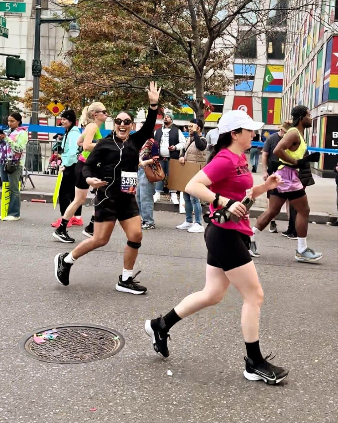 Ilana Wilesさんのインスタグラム写真 - (Ilana WilesInstagram)「There are the runners at the NYC marathon and then there are the spectators. I didn’t run, but I had the best time cheering for everyone I knew who did! Real life friends, online friends and most importantly, the members of our @nyccasa team who raised over $20k to help youth in foster care. They were so successful that CASA NYC is going to get more slots next year, so if you have dreams of running, hopefully I’ll have more spots to give away to Mommy Shorts followers in 2024! Speaking of followers, I asked yesterday for anyone running to DM me their race numbers and then I put them into my tracking app. Today, my friends and I had so much fun looking for your numbers (since we had no idea what anyone looked like) and screaming your names if we spotted you. Best marathon game ever! Congrats to everyone who ran and finished!」11月6日 14時17分 - mommyshorts