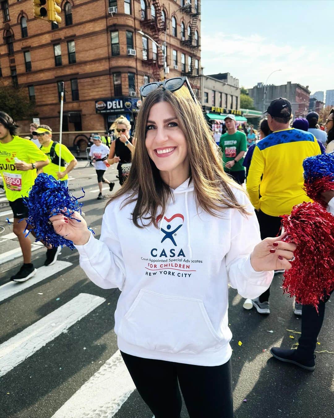 Ilana Wilesのインスタグラム：「There are the runners at the NYC marathon and then there are the spectators. I didn’t run, but I had the best time cheering for everyone I knew who did! Real life friends, online friends and most importantly, the members of our @nyccasa team who raised over $20k to help youth in foster care. They were so successful that CASA NYC is going to get more slots next year, so if you have dreams of running, hopefully I’ll have more spots to give away to Mommy Shorts followers in 2024! Speaking of followers, I asked yesterday for anyone running to DM me their race numbers and then I put them into my tracking app. Today, my friends and I had so much fun looking for your numbers (since we had no idea what anyone looked like) and screaming your names if we spotted you. Best marathon game ever! Congrats to everyone who ran and finished!」