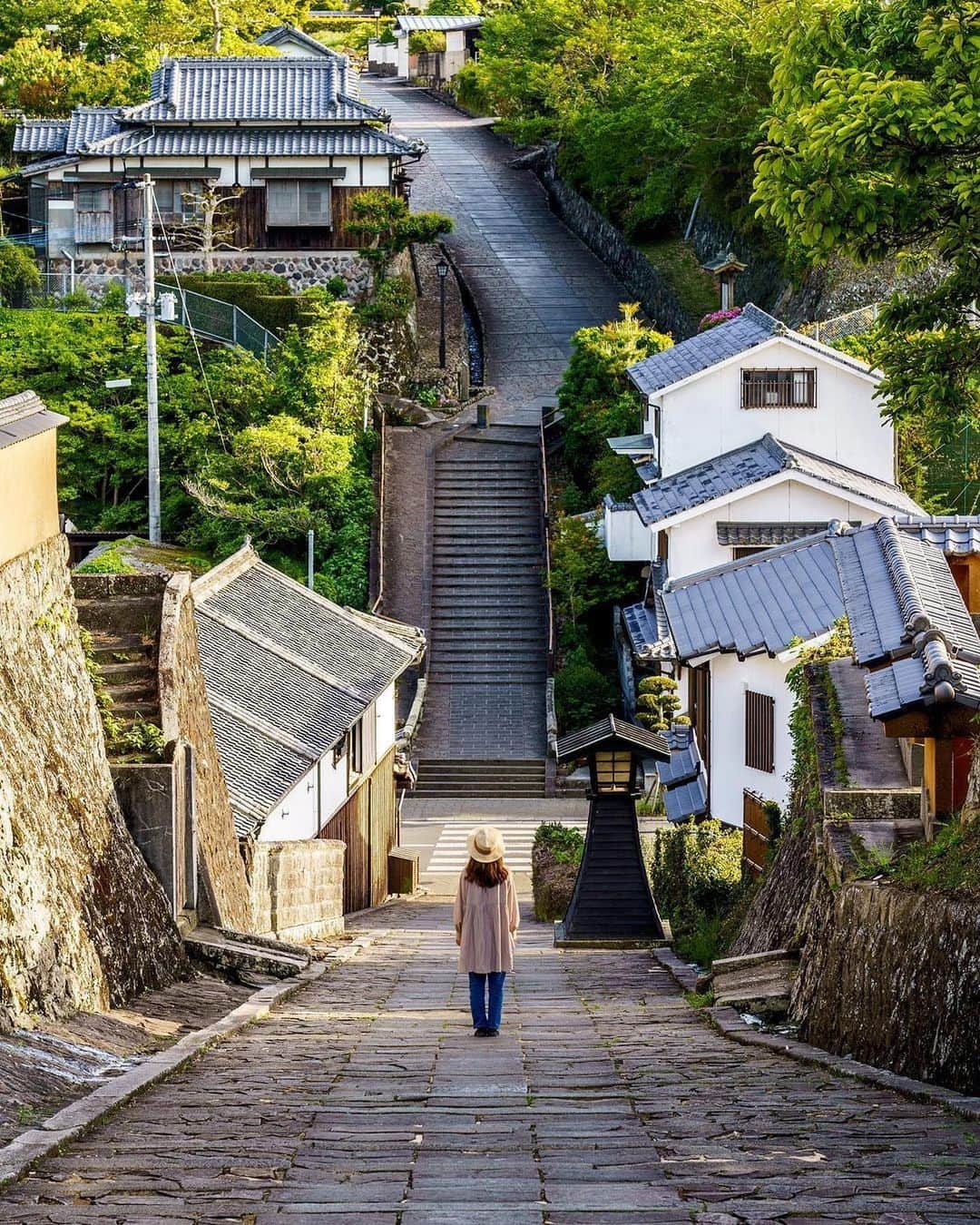 ジェットスター航空さんのインスタグラム写真 - (ジェットスター航空Instagram)「行きたい！と思ったら【👍】をコメント！ “次に行きたい”が見つかる #jettabi_japan #大分編 ★ 思わず写真を撮りたくなる坂🪨　#酢屋の坂   歴史情緒あふれる伝統的な町並みを残すことで知られる大分県杵築（きつき）市は時代劇の撮影地としても非常に有名🥷🏻 そんな杵築市にある「酢屋の坂」は、商人の町と北台の武家屋敷とを繋いでいた美しい石畳の坂道なんです🪨✨   土塀と石垣が印象的なこの坂では、江戸時代にタイムスリップしたような趣のある写真が撮れると話題になっているんでスター🥹🌟 和服を着て写真を撮るのもおすすめですよ🎶   酢屋の坂は杵築を代表する坂道として「志保屋の坂（塩屋の坂）」とセットで紹介されることが多く、志保屋の坂をちょうど下りきったところから始まります。 下り坂から上り坂へと一直線に切り替わる様が印象的🤭💖   大分県杵築市を訪れる際には、城下町ならではの味わい深い景観を活かした素敵な写真を撮ってみては？🏯   【酢屋の坂】 📍大分県杵築市杵築   ——————————————— ／ 📣ジェットスターなら、大分まで ＼ ✈︎東京（成田）から 片道¥6,480〜  ——————————————— ジェットスター・ジャパン公式アカウント（@jetstar_japan）では「“次に行きたい”が見つかる」をテーマに就航地の魅力をご紹介✈️⭐️「#jettabi_japan」をつけて、皆さんのFun&Happyな旅の思い出をぜひご投稿ください！素敵なお写真は、公式アカウントでご紹介させていただきます♪  ⭐️Special thanks📸 by @konny0_0（1枚目） / @akarinkomam（2枚目）/ @mia.7.x7（3枚目） / @ym82920（4枚目） ———————————————  ※運賃はエコノミークラス「Starter」。支払手数料、空港使用料等が別途必要です。受託手荷物の料金は含まれません。諸条件が適用されます。 ※就航地のご紹介内容に関する最新情報は、下記の参照サイト等でご確認ください。 ——————————————— 【参照サイト】 杵築市観光協会、杵築市 ——————————————— #大分 #大分観光 #大分旅行 #ジェットスター #jetstar #jetstar_japan #LCC #飛行機 #trip #旅好きな人と繋がりたい #大分絶景 #国内旅行 #九州絶景 #大分デート #oitajapan #コスパ旅 #女子旅 #杵築市 #杵築 ＃石畳 #歴史的 #坂 #城下町」11月7日 18時00分 - jetstar_japan