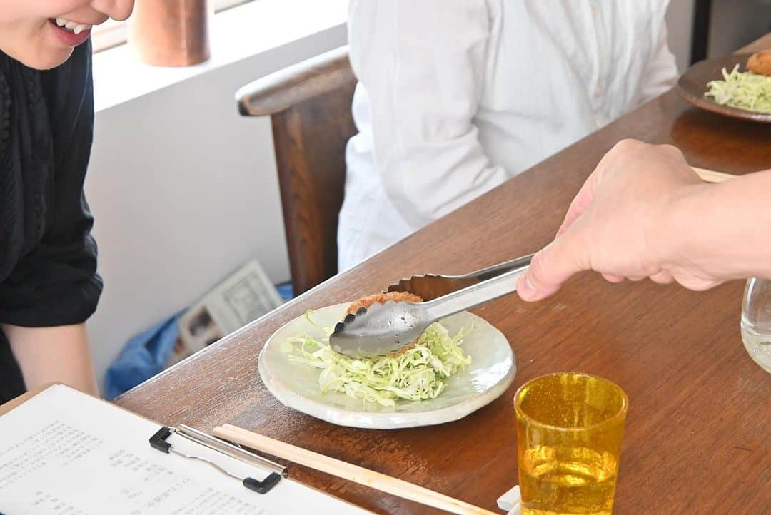 渡辺康啓さんのインスタグラム写真 - (渡辺康啓Instagram)「神戸モリスの定食クラスにご参加いただき、ありがとうございました。  私の好きな料理を、みんなも好きになってほしい。どの料理もシンプルですが、混ぜ加減やタイミング、素材の合わせ方、食べ方、プレゼンテーションが美味しさの鍵になっています。特に、揚げたてのコロッケを運ぶときの、皆さんのワクワクした表情たるや！作る方も食べる方も幸せになります。また神戸でお会いしましょう。  お店ができたら、コロッケ食べ食べパーティーの会もやりたいと思ってますよ！乞うご期待🥔 ・ 柿と荏胡麻のあえもの きのこ豆腐 焼き芋とアボカドのサラダ 南瓜のコロッケ つくね茶雑炊 栗とあんこのデザート 🌿🍄🍠🥑🎃🐓🌰」11月6日 14時29分 - watanabeyas