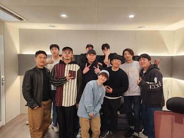 草川瞬さんのインスタグラム写真 - (草川瞬Instagram)「韓国 Song writing camp Day3  この日は @ademade_official のクリエイターとのセッションでした！ 若い才能も多くて、今の時代の韓国のレベルの高さを実感しましたね 皆優しくて制作以外の時間も楽しかったです。 １曲セッションを終わってからスタジオでUber Eatsしてピザパーティー この日から島ちゃんとは別セッションだったのでお互いに ２曲を完成させました！ 僕が一緒したのはまだ18歳のProducerでした！ 刺激的な時間をありがとう御座いました！  Korea Song writing camp Day3  This day was a session with adeMade creators! There was a lot of young talent, and I realized how high the level of Korea is in this day and age! Everyone was very kind and we had a lot of fun outside of the production. After the one song session, we had an Uber Eats pizza party in the studio! Shima-chan and I had a separate session from this day, so we were able to work with each other. We finished two songs together! I was with a producer who was only 18 years old! Thank you very much for a stimulating time!  한국 노래 쓰기 캠프 Day3  이 날은 adeMade의 크리에이터들과의 세션이었습니다! 젊은 인재들이 많아서 요즘 한국의 수준 높은 수준을 실감할 수 있었어요! 다들 친절하고 제작 외의 시간도 즐거웠습니다. 노래 세션이 끝난 후 스튜디오에서 Uber Eats를 먹고 피자 파티를 하는 모습! 이 날부터 시마짱과는 다른 세션이었기 때문에 서로가 서로에게 서로에게 도움을 주고받으며 곡을 완성했습니다! 제가 함께 한 것은 아직 18살의 프로듀서였습니다! 흥미로운 시간을 보내주셔서 감사합니다!」11月6日 14時39分 - shunkusakawa