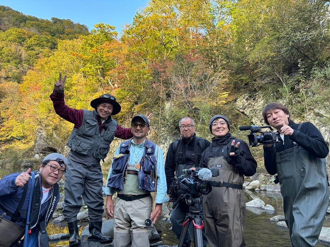 清水宏保さんのインスタグラム写真 - (清水宏保Instagram)「NHK【釣り人万歳】の番組放送をお知らせいたします。  今回は北海道十勝地方の音更川でフライフィッシングに挑戦です。  釣り人万歳の兄貴ことサポートしてくれたのはバンブーロッドビルダーの望月雄太さんです。  そして狙うはニジマス！！  十勝で生まれ育ち慣れ親しんだ土地で一体どんなフライフィッシングでどんなニジマスが釣れるのか⁈  放送日は下記になります。  本放送 NHK BS・プレミアム4K  11月12日（日） 17時30分より  再放送  NHKBS1  11月16日（木）21時より（予定） NHK総合  11月18日(土)午前10時05分より（予定）  ぜひご覧下さい🙏  そして今回もスタッフの皆さんお世話になりました。 ありがとうございました。  いつものメンバーで楽しくロケさせて頂きました。」11月6日 14時32分 - shimizu27hiroyasu