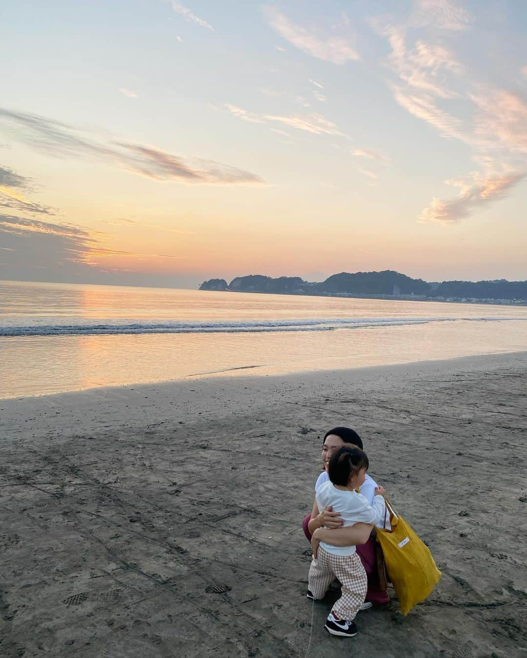 井村亜里香のインスタグラム：「サンセットなんて何年ぶりに見ただろう🥹🧡 とても美しい景色の中、 我が家は凧揚げにハマり出した パパにレクチャーをうけていた🤣🪁笑  #kamakura#zaimokuza#sunset #夕日#サンセット#鎌倉#材木座 #鎌倉暮らし#家族」