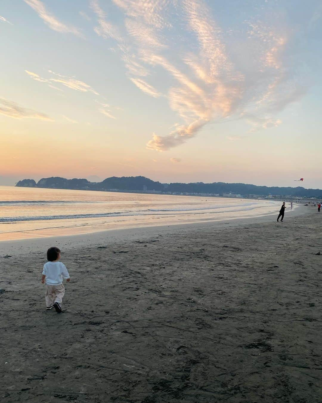 井村亜里香さんのインスタグラム写真 - (井村亜里香Instagram)「サンセットなんて何年ぶりに見ただろう🥹🧡 とても美しい景色の中、 我が家は凧揚げにハマり出した パパにレクチャーをうけていた🤣🪁笑  #kamakura#zaimokuza#sunset #夕日#サンセット#鎌倉#材木座 #鎌倉暮らし#家族」11月6日 14時33分 - arika_imura