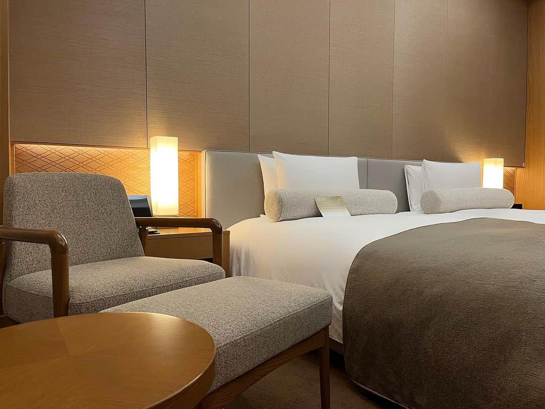 ホテルオークラ東京 Hotel Okura Tokyoさんのインスタグラム写真 - (ホテルオークラ東京 Hotel Okura TokyoInstagram)「At a 120 square meters in size, our Heritage Suite invites you to stretch out in true comfort. The living room is bordered on two sides by expansive windows, and views of the capital can be enjoyed even while soaking in the bath. This serene residence in our Heritage Wing welcomes you to a luxurious stay far above the bustle of the city.  “Heritage Suite” The Okura Heritage Wing From JPY 322,575 per night (2 person, inclusive of service charge and consumption tax)  120㎡の落ち着きと解放感を備えたヘリテージウイングにあるスイートルーム。 壁2面に広がる大きな窓を備えたリビングルームに、景観を眺める窓を備えた浴室。都会の喧騒から離れて静謐な空間でラグジュアリーステイをお愉しみください。  「ヘリテージスイート」 オークラヘリテージウイング 1泊¥322,575～ (1室2名様、消費税、サービス料込、宿泊税別)  #スイートルーム  #ホテルステイ #ステイケーション #ワーケーション  #東京ホテル #都内ホテル #港区ホテル #ラグジュアリーホテル  #theokuratokyo #オークラ東京  #hotelroom  #suiterooom #staycation #hotel #tokyohotel #luxuryhotel #luxurylifestyle #luxuryhome #lhw #uncommontravel #lhwtraveler #东京 #酒店 #도쿄 #호텔 #일본 #ญี่ปุ่น #โตเกียว #โรงแรม #japon」11月6日 14時33分 - theokuratokyo