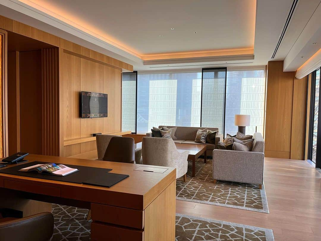 ホテルオークラ東京 Hotel Okura Tokyoのインスタグラム：「At a 120 square meters in size, our Heritage Suite invites you to stretch out in true comfort. The living room is bordered on two sides by expansive windows, and views of the capital can be enjoyed even while soaking in the bath. This serene residence in our Heritage Wing welcomes you to a luxurious stay far above the bustle of the city.  “Heritage Suite” The Okura Heritage Wing From JPY 322,575 per night (2 person, inclusive of service charge and consumption tax)  120㎡の落ち着きと解放感を備えたヘリテージウイングにあるスイートルーム。 壁2面に広がる大きな窓を備えたリビングルームに、景観を眺める窓を備えた浴室。都会の喧騒から離れて静謐な空間でラグジュアリーステイをお愉しみください。  「ヘリテージスイート」 オークラヘリテージウイング 1泊¥322,575～ (1室2名様、消費税、サービス料込、宿泊税別)  #スイートルーム  #ホテルステイ #ステイケーション #ワーケーション  #東京ホテル #都内ホテル #港区ホテル #ラグジュアリーホテル  #theokuratokyo #オークラ東京  #hotelroom  #suiterooom #staycation #hotel #tokyohotel #luxuryhotel #luxurylifestyle #luxuryhome #lhw #uncommontravel #lhwtraveler #东京 #酒店 #도쿄 #호텔 #일본 #ญี่ปุ่น #โตเกียว #โรงแรม #japon」