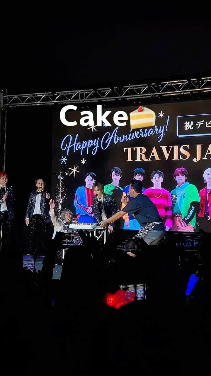 たむらけんじのインスタグラム：「Travis Japan anniversary!!!!!🎊 コングラッチュレーション🌟 ケィクを贈呈いたしまーす🍰  #TravisJapan #おめでちゃー #ケーキじゃないで #ケィクやで」