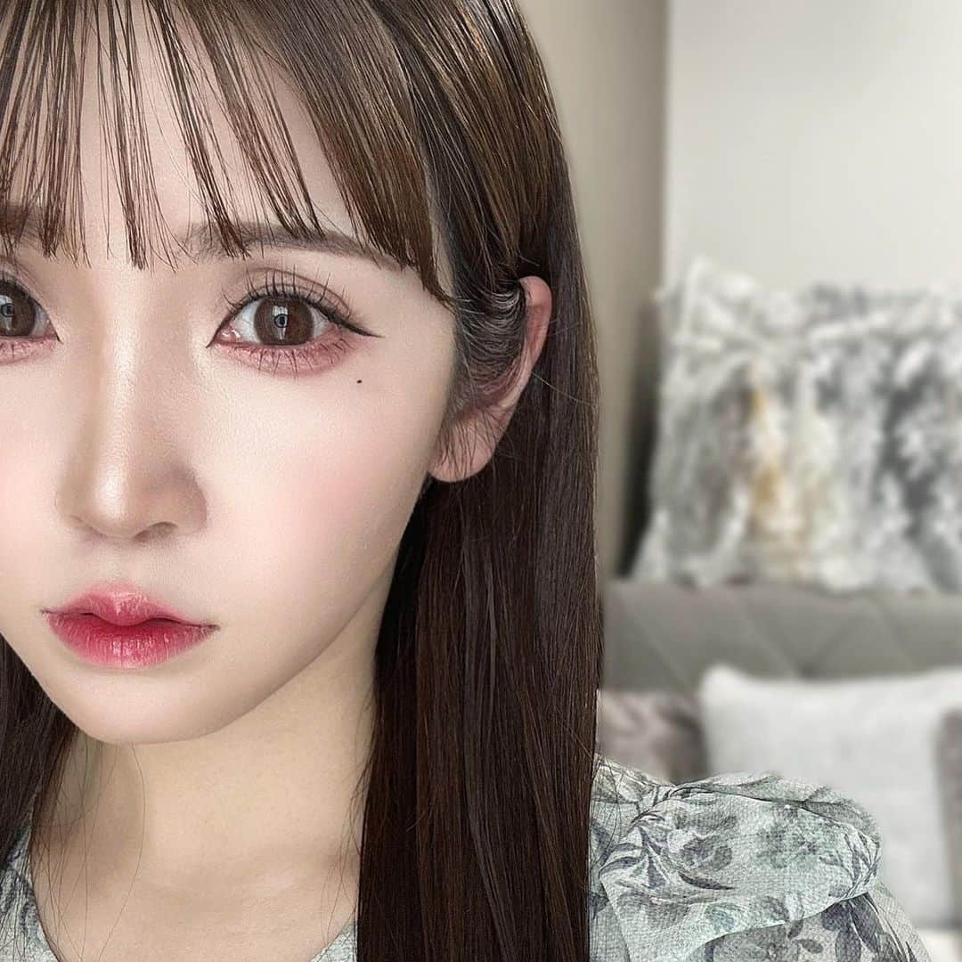 五十嵐茉優さんのインスタグラム写真 - (五十嵐茉優Instagram)「頂いたマスカラがめちゃ良かったの👀ˎˊ˗ ↪︎ @parisienne_lashlift_mascara   塗るパリジェンヌって名前が既に惹かれる🫰🏻笑  まつげパーマ級のカールキープ&ロングラッシュマスカラで 日本人の目元を引き立てる立ち上がりと 程よい束感が魅力のマスカラです𓂃 𓈒𓏸  写真は普通に2度塗りしたまつ毛です◎ ピンセット使ってがっつり束感つくるのも作りやすかったよ〜！  #PR #塗るパリジェンヌ #パリジェンヌラッシュリフト #マスカラ #アイメイク」11月6日 19時00分 - mau08us