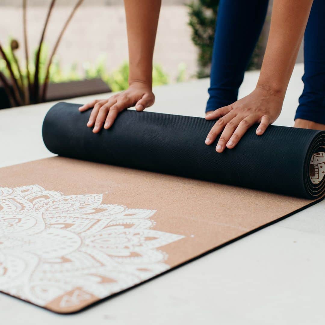 ヨガデザインラボ Yoga Design Labさんのインスタグラム写真 - (ヨガデザインラボ Yoga Design LabInstagram)「✨ CORK MAT MANDALA WHITE  美しく独特なコルクマットは、再生可能で持続可能なコルクで作られたトップレイヤーと100％天然ゴムベースレイヤーで作られています。  グリップ力を高めるには、練習前に手を濡らすか、マットに少量の水をかけます。  温度が上がるとコルクが緩み始め、柔らかく握りやすくなります。  ホットヨガのクラスに最適です。  ～CORK MAT～ MANDALA WHITE マンダラホワイト  1.5mm 長さ178cm x 幅61cm  3.5mm 長さ178cm x 幅61cm  天然コルク+天然ゴム+ プリント：水性インク」11月6日 14時48分 - yogadesignlabjapan