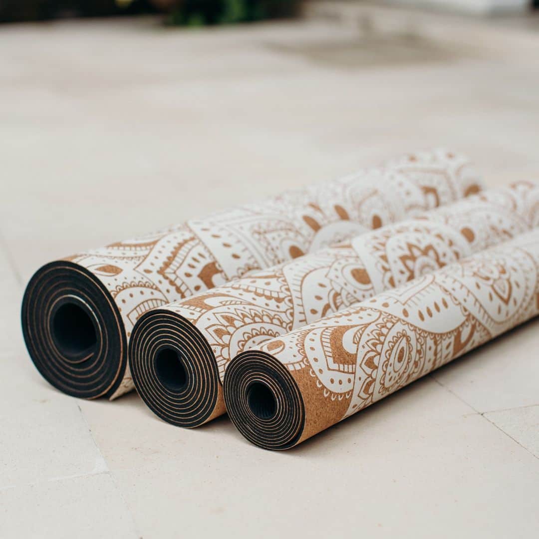 のインスタグラム：「✨ CORK MAT MANDALA WHITE  美しく独特なコルクマットは、再生可能で持続可能なコルクで作られたトップレイヤーと100％天然ゴムベースレイヤーで作られています。  グリップ力を高めるには、練習前に手を濡らすか、マットに少量の水をかけます。  温度が上がるとコルクが緩み始め、柔らかく握りやすくなります。  ホットヨガのクラスに最適です。  ～CORK MAT～ MANDALA WHITE マンダラホワイト  1.5mm 長さ178cm x 幅61cm  3.5mm 長さ178cm x 幅61cm  天然コルク+天然ゴム+ プリント：水性インク」
