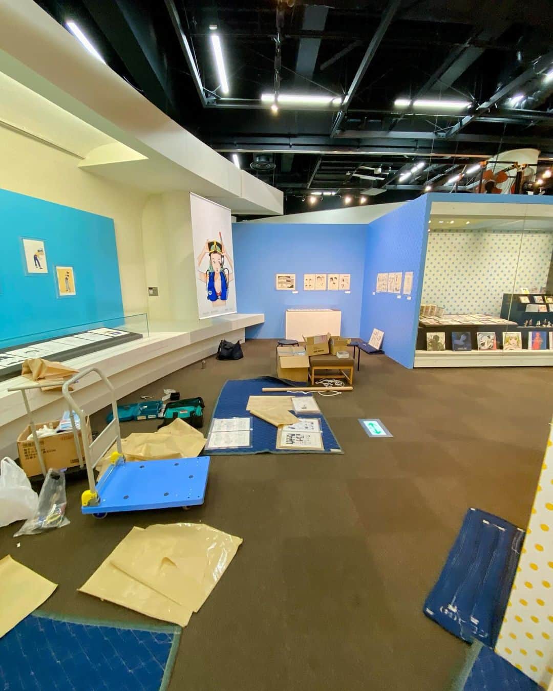 江口寿史さんのインスタグラム写真 - (江口寿史Instagram)「世田文休館日の今日、展示大規模手術中。まだまだノット・コンプリーテッドである。」11月6日 14時42分 - egutihisasi