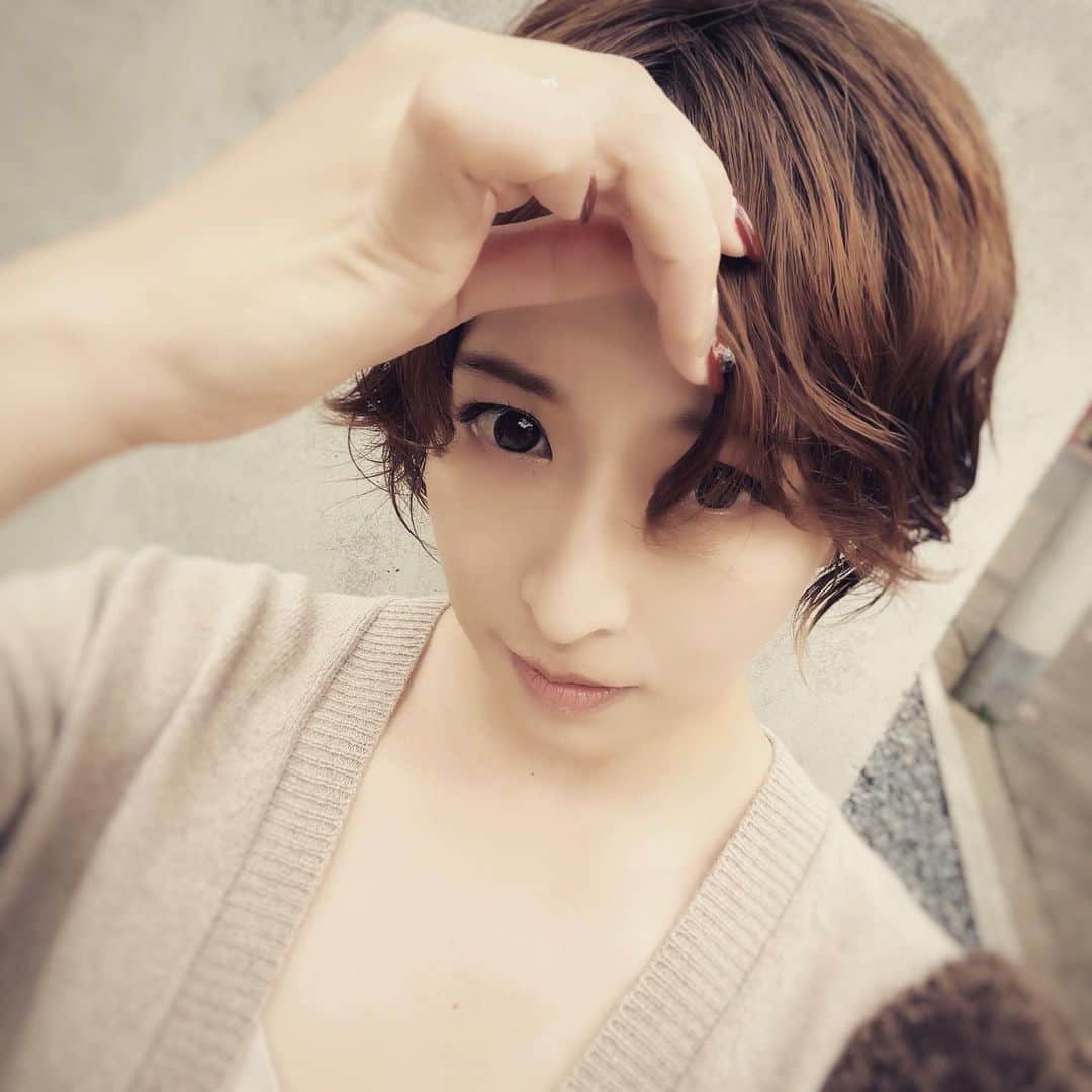 のインスタグラム：「✂︎ 前髪伸びてきた🌿 嬉しい♡」