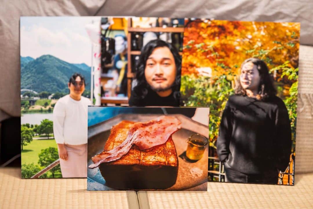加賀翔（かが屋）さんのインスタグラム写真 - (加賀翔（かが屋）Instagram)「11月13日まで！ 新宿駅に僕の撮ったトーストの写真が飾られています。 写ルンですとBEAMS NEWSの企画に僕もお声かけいただきました。これまで撮った写真を何十枚かお渡ししたらトーストの写真がパネルになってびっくり。同じものが家に送られてきてこれで家にあるパネルが4枚になりました。賀屋3枚パン1枚。撮った写真など小さいサイズの写真が買えるみたいです！新宿駅改札内のBEAMS NEWSへぜひ！」11月6日 14時47分 - kagaya_kaga
