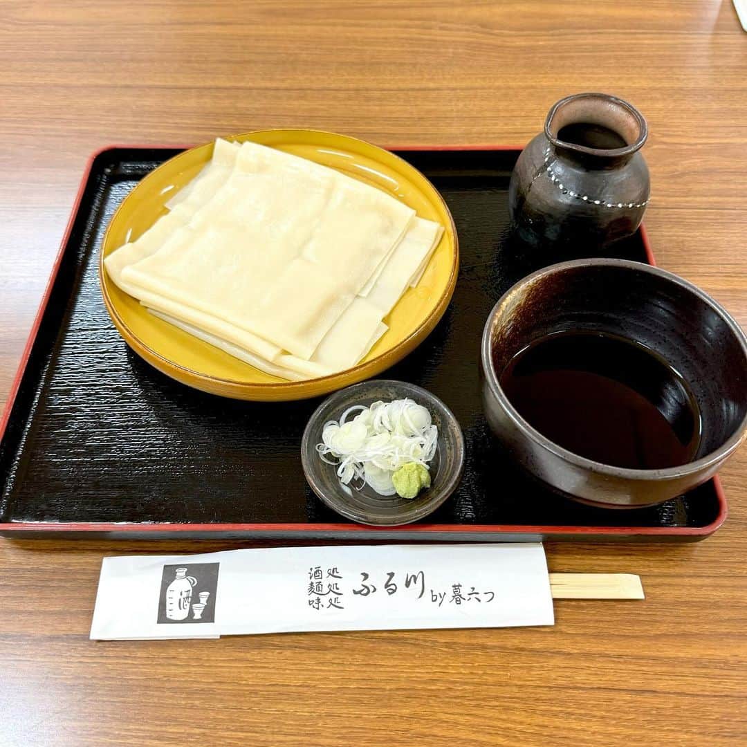 坂崎幸之助のインスタグラム：「群馬県桐生名物「ひもかわうどん」😃 超幅広のインパクト😆 いや〜、美味しかったなぁ🤩  #THEALFEE #アルフィー #桜井賢 #高見沢俊彦 #坂崎幸之助 #ライブ #秋ツアー #桐生 #美喜仁 #シルクホール #名物 #ひもかわうどん #幅広 #コシ #初体験 #iPhone15pro #アルフィー3人まだ地毛 #次は宇都宮だ✌️」