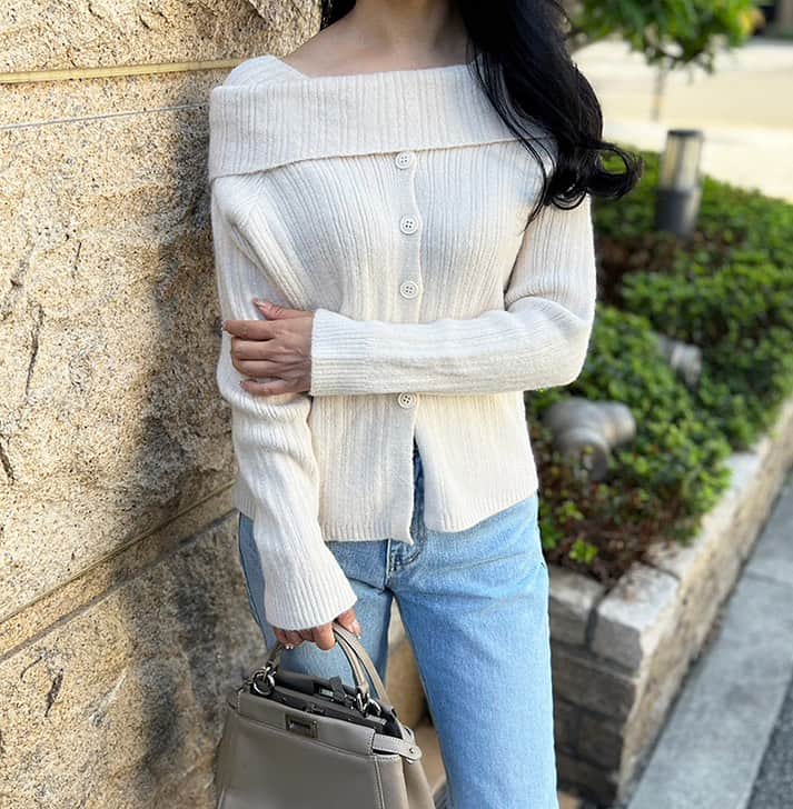 Mode Robeのインスタグラム：「* * NEW item...✔︎ * フロントボタンオフショル風ニット/3カラー 【mr5611】 gray,beige,ivory * * * #MODEROBE #韓国女優ファッション」
