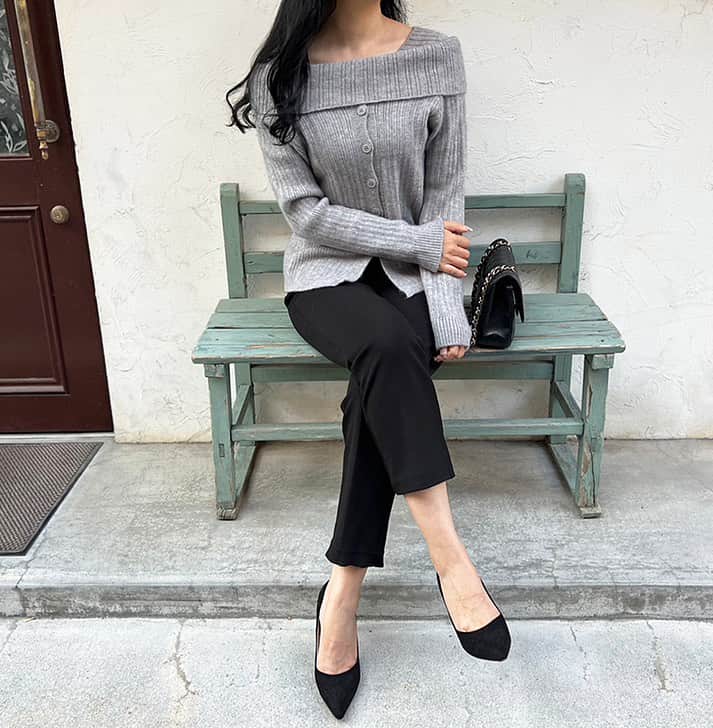 Mode Robeのインスタグラム：「* * NEW item...✔︎ * フロントボタンオフショル風ニット/3カラー 【mr5611】 gray,beige,ivory * * * #MODEROBE #韓国女優ファッション」