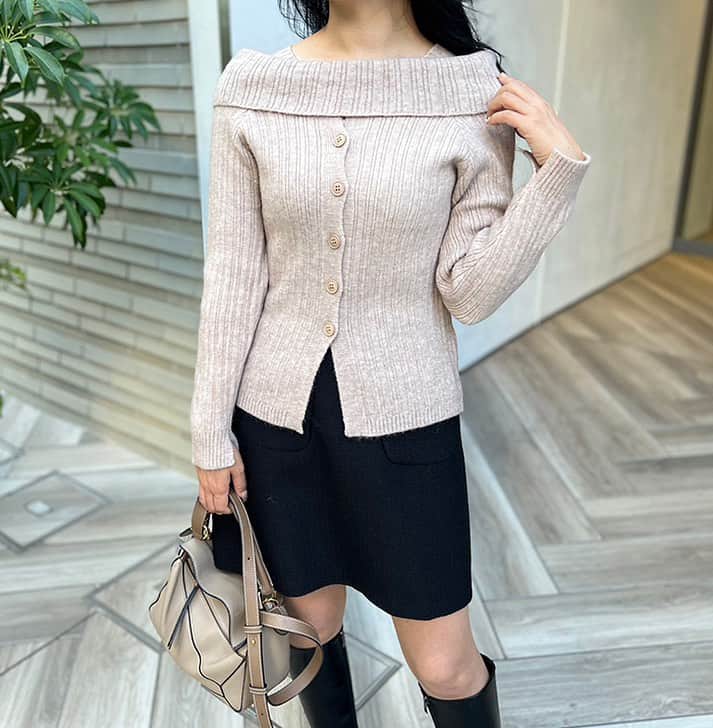Mode Robeのインスタグラム：「* * NEW item...✔︎ * フロントボタンオフショル風ニット/3カラー 【mr5611】 gray,beige,ivory * * * #MODEROBE #韓国女優ファッション」