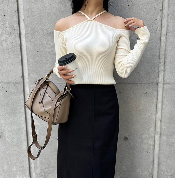 Mode Robeのインスタグラム：「* * NEW item...✔︎ * ホルターオフショルスリムニット/2カラー 【mr5610】 black,ivory * * * #MODEROBE #韓国女優ファッション」