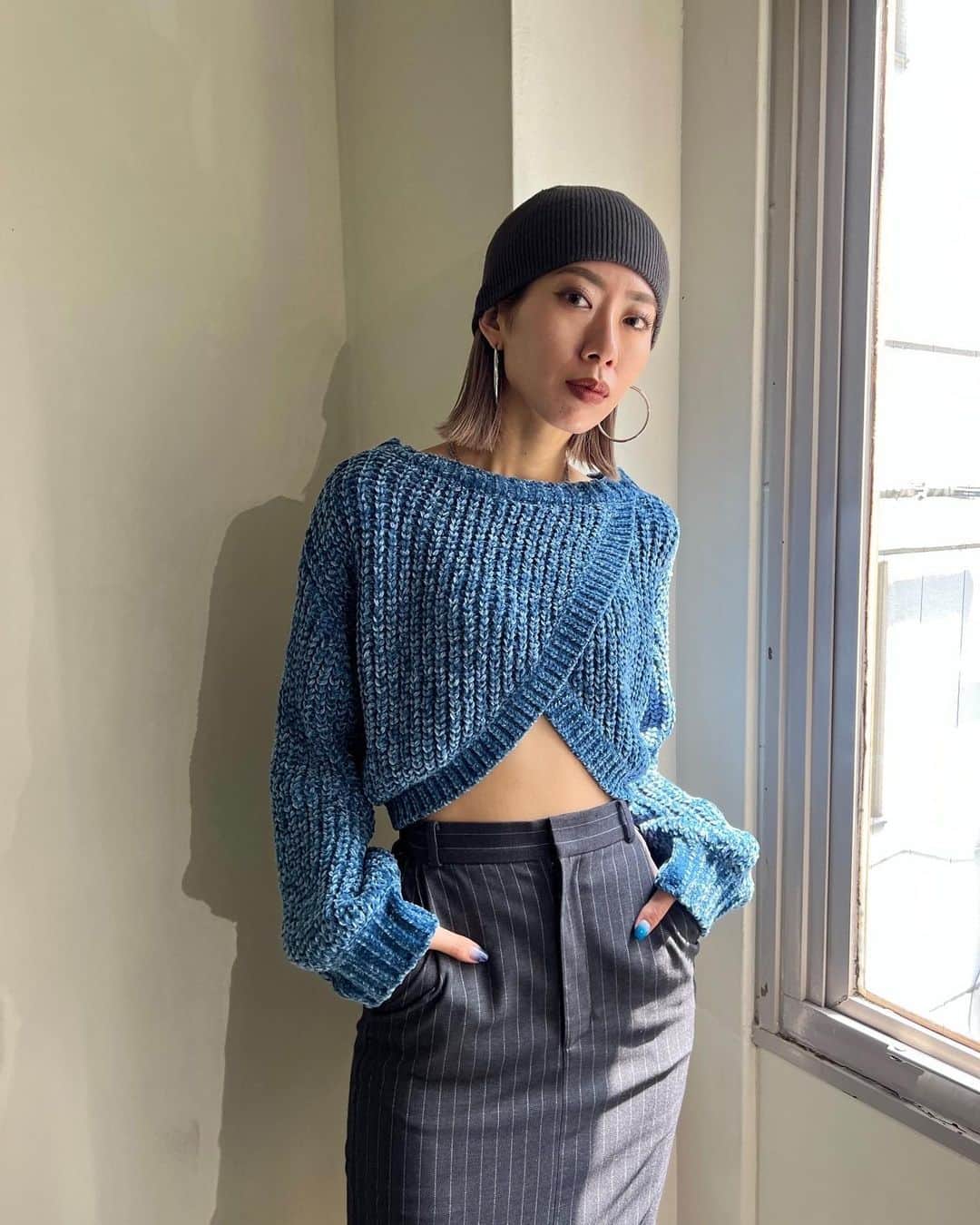 のインスタグラム：「・ ランチャン祭り開催中🚩 @m.ayuka__  170cm   【RUNWAYchannel】 ・全品10%オフ 11/2(thu)12:00~11/6(mon)23:59 ・予約/新作point20倍 11/2(thu)12:00~11/6(mon)23:59 　 ______________________ ▫️RECOMMEND ITEM▫️  ・MOLE CROSS KNIT IVY / GRY / BLK / BLU ¥6,930(tax in)   ______________________ 　 ▶︎▶︎ @emoda_snap TOPのURLから 公式RUNWAYchannelをcheck📲 　 　 #EMODA #RUNWAYchannel #秋服コーデ　 #秋コーデ #カラーニット #ブルーコーデ @emoda_official」