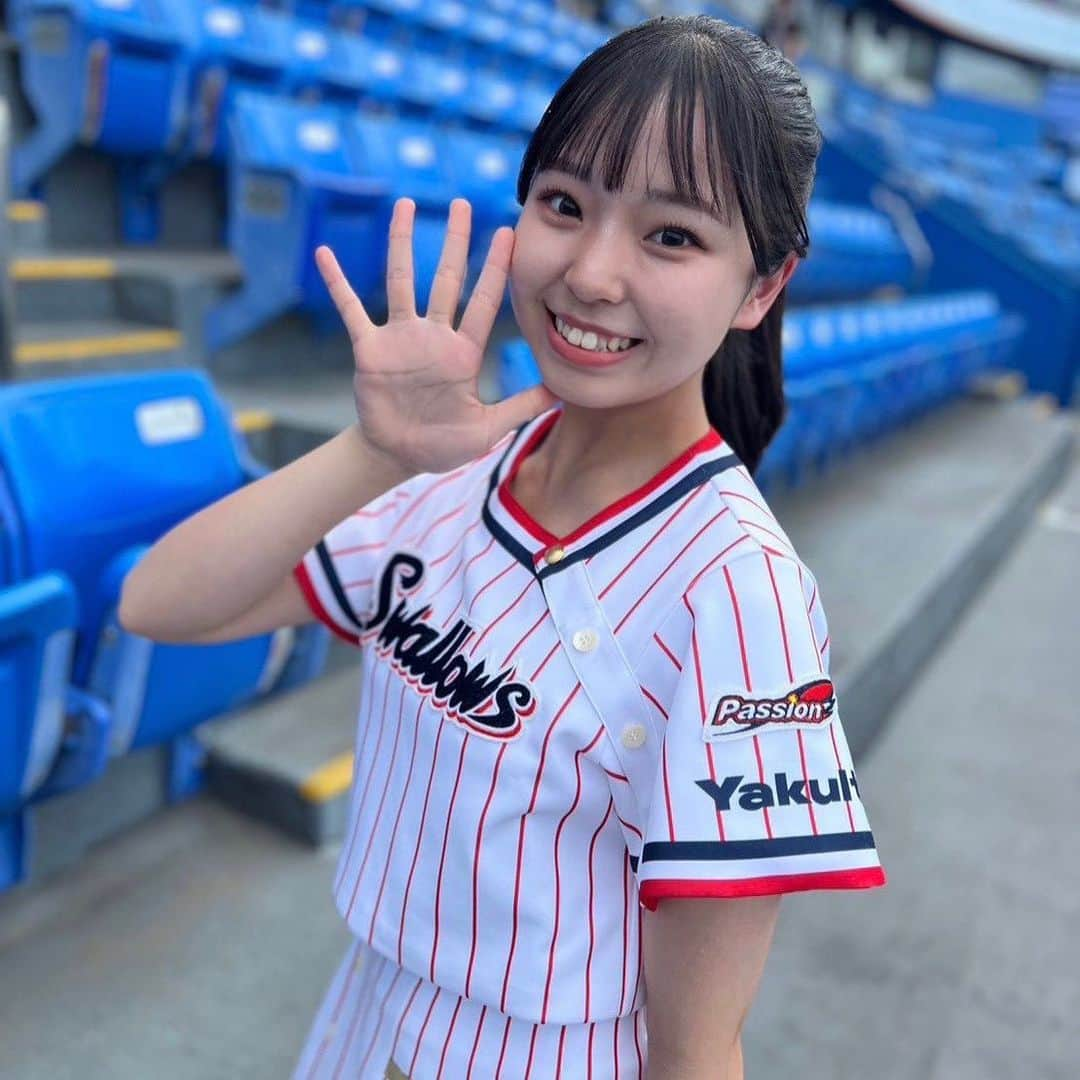 Passionのインスタグラム：「【 #15KAREN 】  皆さまこんにちは！ Passion背番号15番 KARENです！  まず初めに、2023シーズンもたくさんの温かいご声燕をありがとうございました！❣️  Passionの一員として、スワローズファンの皆様と共に応燕させて頂けたこと、本当に幸せです。🌈🍀  私自身今シーズンから新メンバーとして活動させていただきました。 今まではスタンドから応燕してグラウンド内から笑顔やパワーをもらっていましたが、2023シーズンから自分がPassionの一員として選手やスタンドの皆様に元気、勇気、笑顔を届ける立場として、とてもワクワクする気持ちでいっぱいでした💖  応援傘で埋まったスタンドの景色は皆様の熱いご声燕や笑顔が沢山溢れていて、本当に沢山の元気をいただきました☂️🌸 TEAM SWLLOWS一丸となった神宮球場はとても愛が溢れる場所でした🫶 グラウンドから見える傘の花で埋まった神宮球場の景色は、私にとっても12球団唯一無二の最高の空間でした！✨️✨️  初めは不安や戸惑う事もありましたが、応燕してくださった皆様、関係者の方々、Passionメンバーの支えがあり、心の底からスワローズが大好きになりました！❣️ 当たり前ではない貴重で贅沢な経験ができ、とても嬉しく幸せです！  そして、いつも球場に足を運んで頂き試合前のグリーティングやパフォーマンス時に応燕してくださったファンの皆様へ、名前を覚えて頂き、声をかけて頂き沢山の元気をいただきました！感謝です！💞  1年間ありがとうございました！ これからも変わらず、東京ヤクルトスワローズに温かい応燕を届けていきましょう！📣✊🏻  #東京ヤクルトスワローズ #東京 #ヤクルト #スワローズ #Swallows #YS #TOKYO #応燕 #情熱 #プロ野球 #Passion2023 #パッション #さあ行こうか #感謝  #TEAMSWALLOWS」