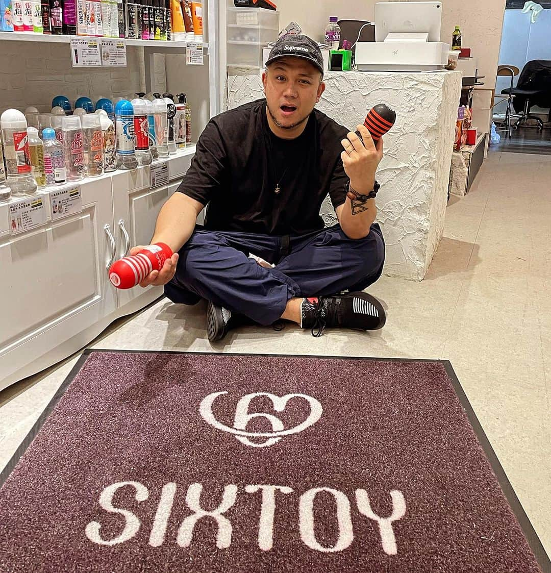 スティーブン・チョンのインスタグラム：「@sixtoy6  實不相瞞，其實我係呢一間情趣用品店嘅員工，已經返咗少少時間，所以如果大家喺旺角見到我行樓梯上去一間情趣用品店唔使擔心，我係去返工啫，如果大家有啲咩想買想認識下嘅話都可以上嚟搵我，西洋菜南街58號一樓Sixtoy 情趣用品店！」