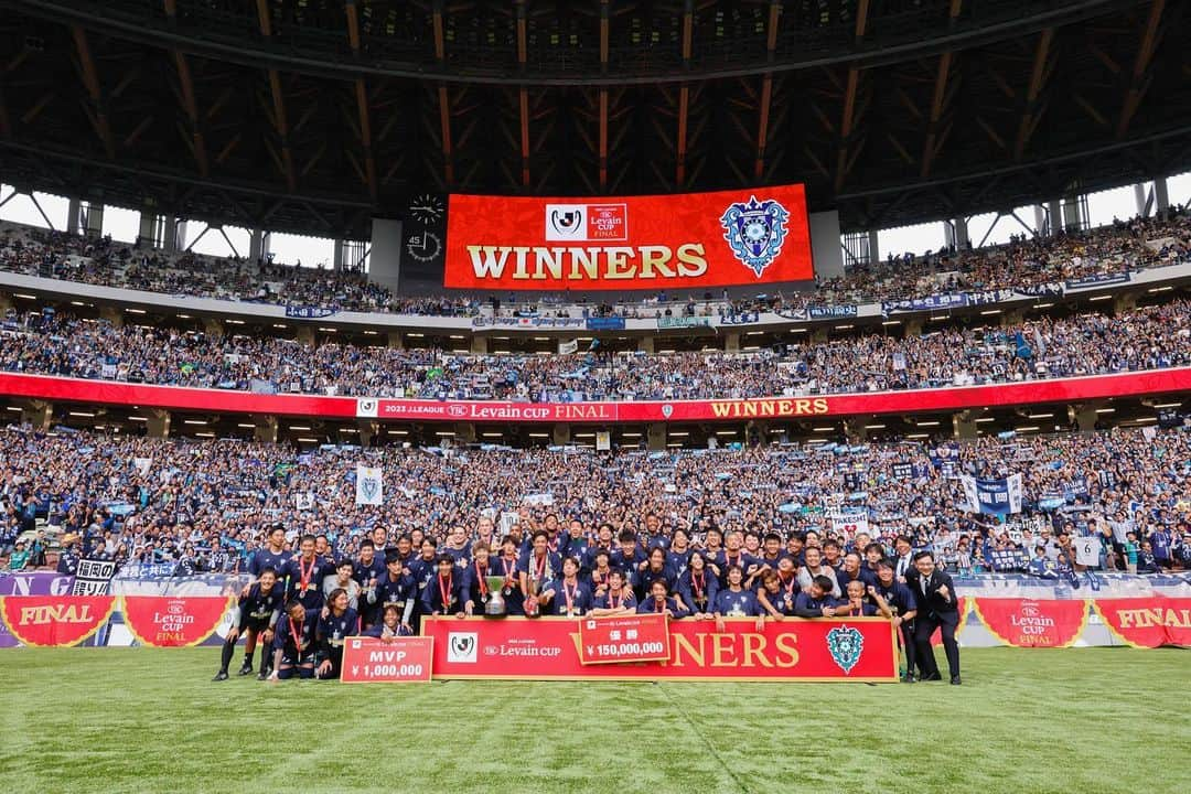 田邉草民のインスタグラム：「このチームの一員でよかった。 幸せすぎる🏆🐝  サポータの皆さん、大声援本当にありがとうございました！！」