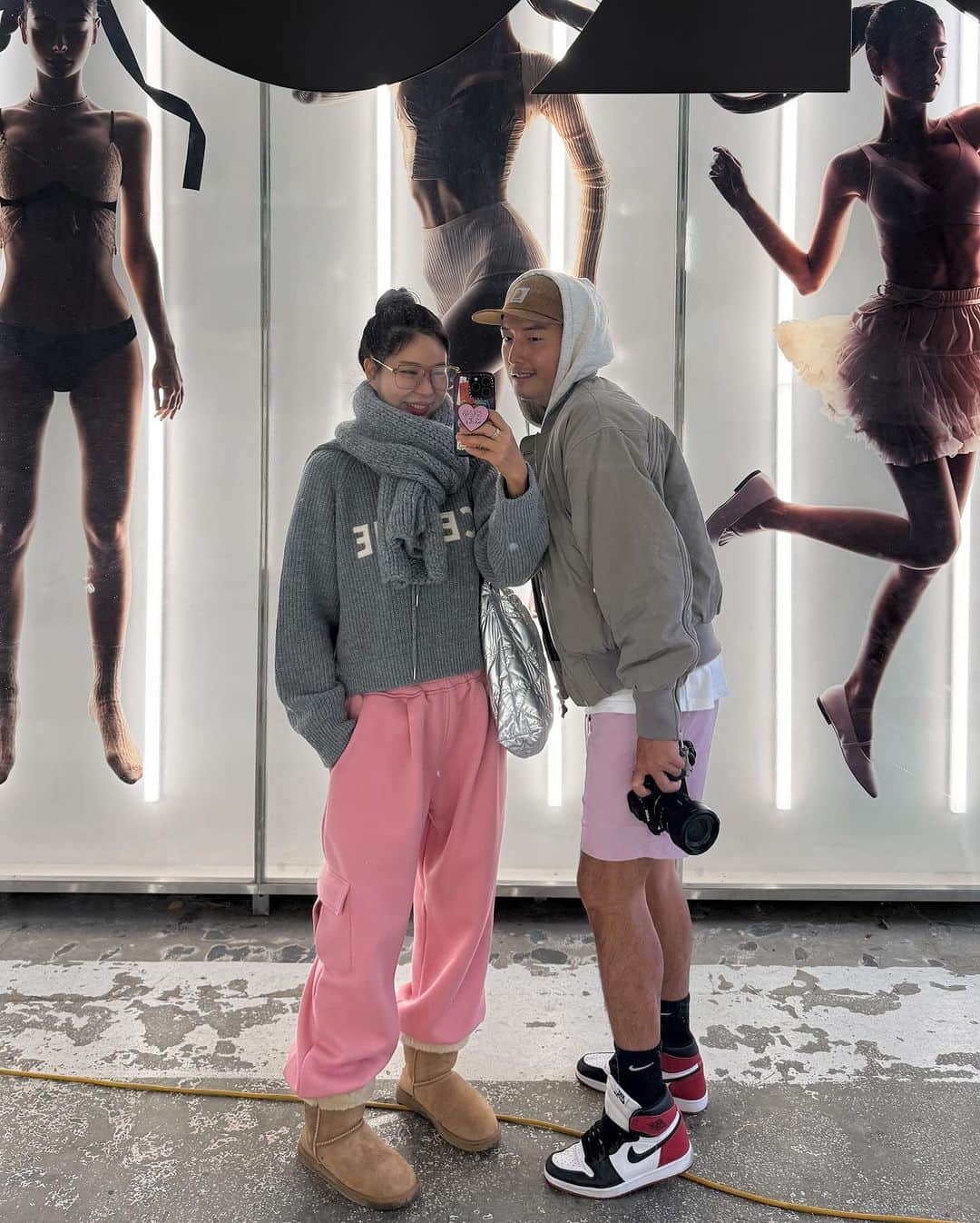 キム・ジュニのインスタグラム：「어제 성수동 데이트🤍 기모바지에 머플러에 쪄죽는줄🤣🤣🤣 20년째 계절을 앞서가느라  온전히 그계절을 즐긴적이 없는거 같네요 ㅎ  고객님들이 좋아해주신다면 그걸로 위로하는거죠 히히🫶🏻  이번 시즌 핑쿠 너무 이쁘죠🤩  수요일오픈 #기모투웨이핀턱밴딩팬츠 #어버브」