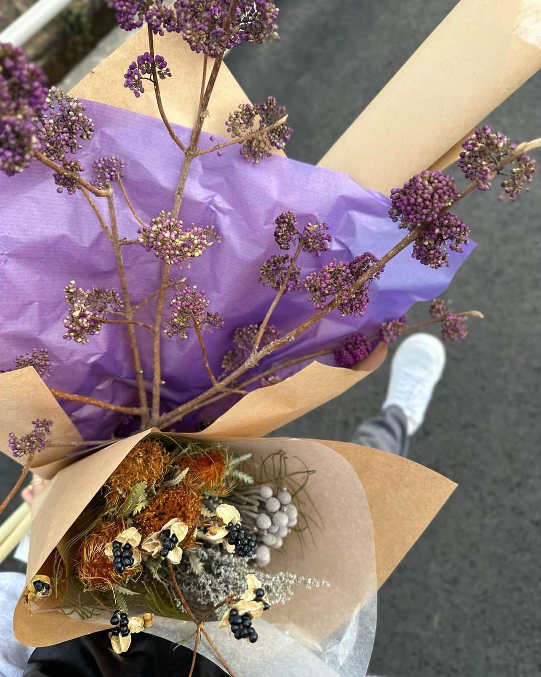 樹村あやのさんのインスタグラム写真 - (樹村あやのInstagram)「昨日の陶器市。 @mashiko.official   まず目指すは @ikegami_seikaten  去年、午後に行ったらほとんど売り切れていたので朝1番に。 オハナバクガイ。 ゼンブカワイイ。  あとはフラフラと歩いて お魚皿が買えたらなーと思っていたのに、 買ったのは全然違うお皿と花瓶だったぜ。  器→ @umenoshinkan @toubou_.hasegawa  花瓶→ @sugayatakayoshi   益子ぶらり、とっても楽しかった♡ 陶器市は今日もやってますよー！  #30代ファッション#三姉妹#三姉妹ママ#ママコーディネート#3人育児#女の子ママ#ママファッション#3児のママ#3児ママ#育児#6歳#4歳#1歳7ヶ月#家飲み#おつまみ#昼飲み」11月6日 15時02分 - uemura_a
