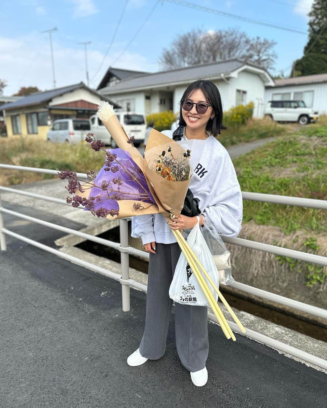 樹村あやのさんのインスタグラム写真 - (樹村あやのInstagram)「昨日の陶器市。 @mashiko.official   まず目指すは @ikegami_seikaten  去年、午後に行ったらほとんど売り切れていたので朝1番に。 オハナバクガイ。 ゼンブカワイイ。  あとはフラフラと歩いて お魚皿が買えたらなーと思っていたのに、 買ったのは全然違うお皿と花瓶だったぜ。  器→ @umenoshinkan @toubou_.hasegawa  花瓶→ @sugayatakayoshi   益子ぶらり、とっても楽しかった♡ 陶器市は今日もやってますよー！  #30代ファッション#三姉妹#三姉妹ママ#ママコーディネート#3人育児#女の子ママ#ママファッション#3児のママ#3児ママ#育児#6歳#4歳#1歳7ヶ月#家飲み#おつまみ#昼飲み」11月6日 15時02分 - uemura_a