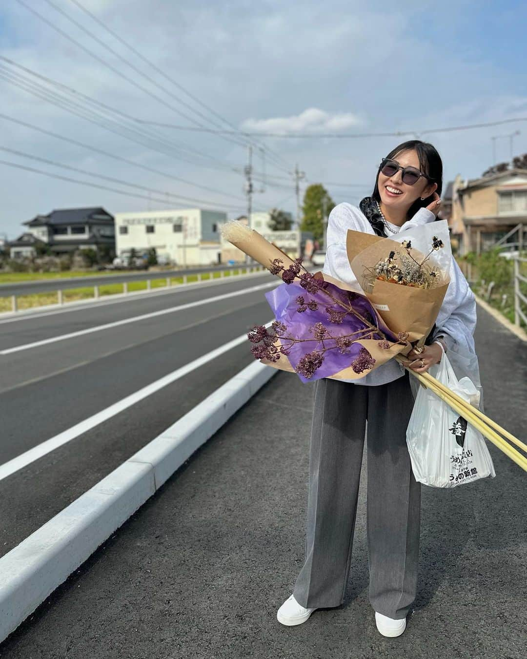 樹村あやののインスタグラム：「昨日の陶器市。 @mashiko.official   まず目指すは @ikegami_seikaten  去年、午後に行ったらほとんど売り切れていたので朝1番に。 オハナバクガイ。 ゼンブカワイイ。  あとはフラフラと歩いて お魚皿が買えたらなーと思っていたのに、 買ったのは全然違うお皿と花瓶だったぜ。  器→ @umenoshinkan @toubou_.hasegawa  花瓶→ @sugayatakayoshi   益子ぶらり、とっても楽しかった♡ 陶器市は今日もやってますよー！  #30代ファッション#三姉妹#三姉妹ママ#ママコーディネート#3人育児#女の子ママ#ママファッション#3児のママ#3児ママ#育児#6歳#4歳#1歳7ヶ月#家飲み#おつまみ#昼飲み」