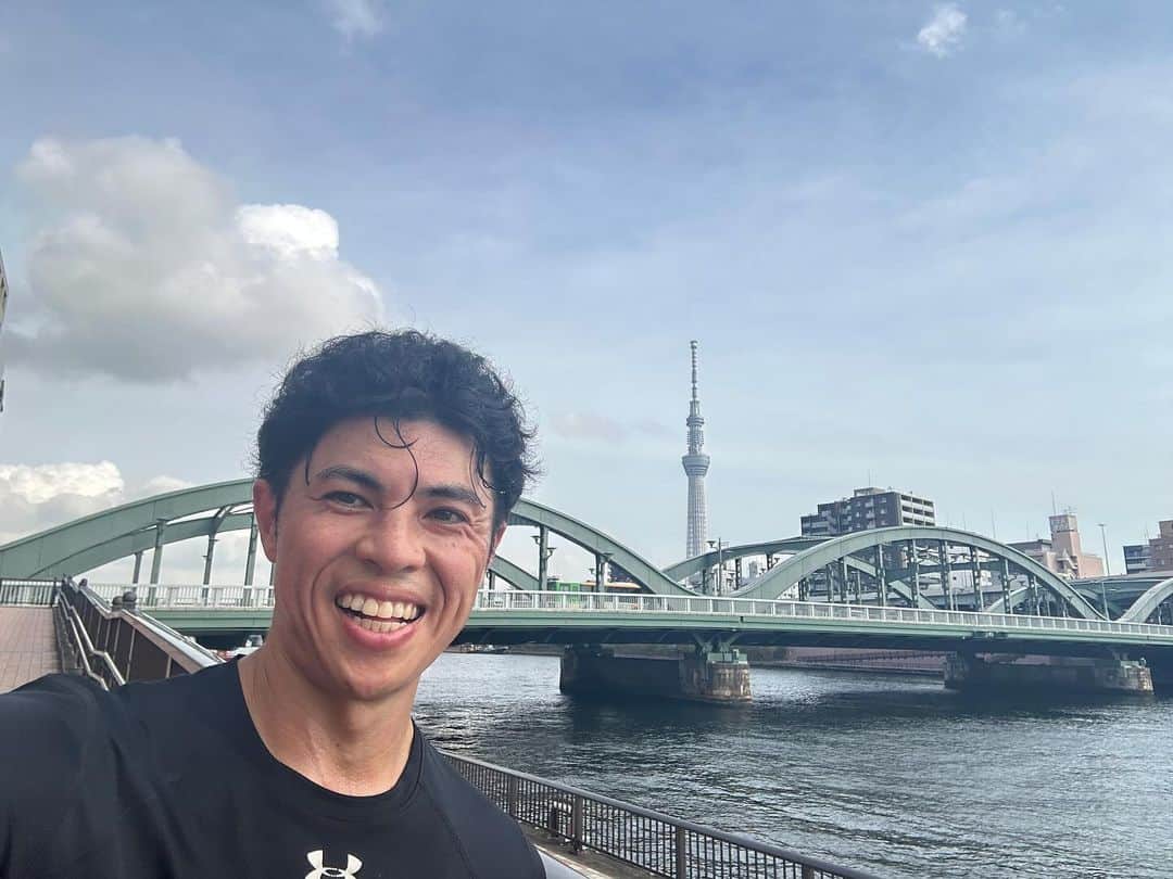 小島よしおのインスタグラム：「ホノルルマラソンに向けて #ロングラン　 20km超えてくると脚がカチカチになってくる🥶　本番までにあと３回🔥🔥🔥  栄養補給はMEIKENさんに頂いたお団子で🤩」