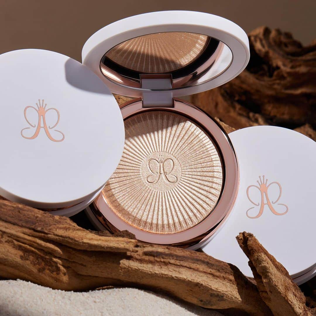 Anastasia Beverly Hillsさんのインスタグラム写真 - (Anastasia Beverly HillsInstagram)「TWO WORDS: GLOW SEEKER ✨🥵 This all-skin tone flattering highlighter will be your newest obsession this holiday season! 💫  Tap to shop now!  #AnastasiaBeverlyHills」11月7日 2時01分 - anastasiabeverlyhills