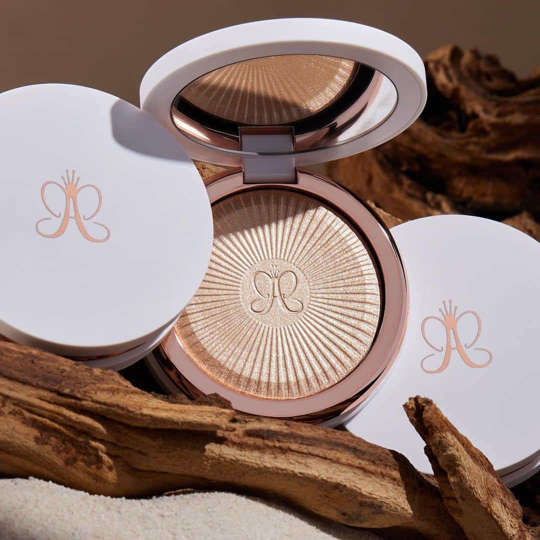 Anastasia Beverly Hillsのインスタグラム：「TWO WORDS: GLOW SEEKER ✨🥵 This all-skin tone flattering highlighter will be your newest obsession this holiday season! 💫  Tap to shop now!  #AnastasiaBeverlyHills」