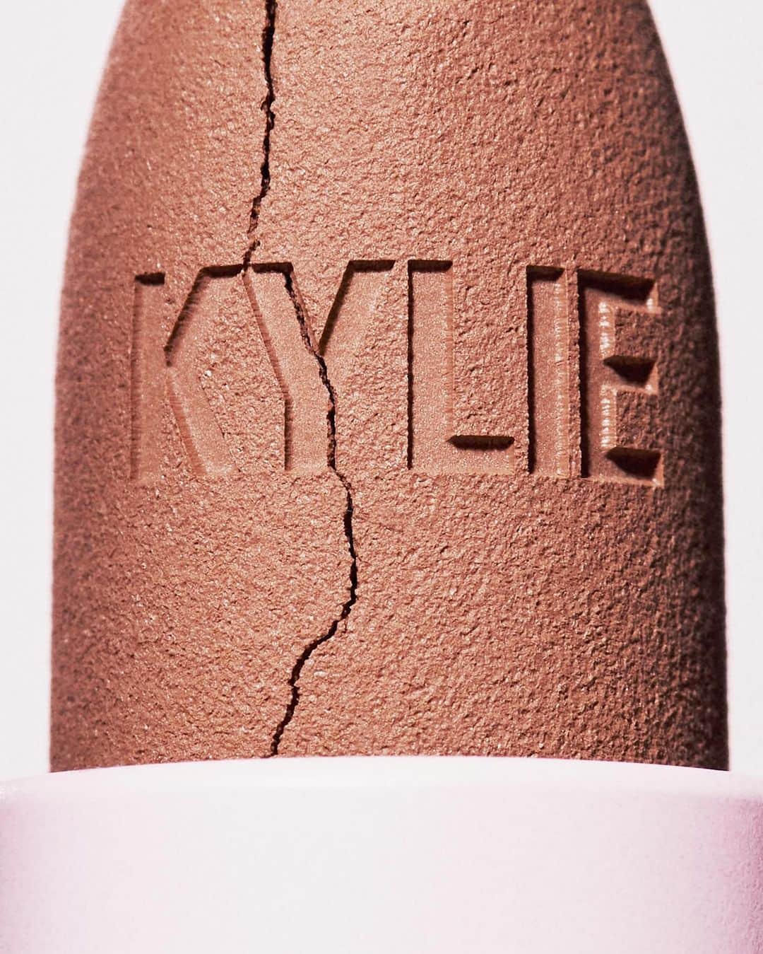 Kylie Cosmeticsのインスタグラム：「"the best lipstick i’ve ever used. so smooth and has long-lasting color. my absolute favorite!" - thanks crystal for your review of our matte lipstick 🫶」