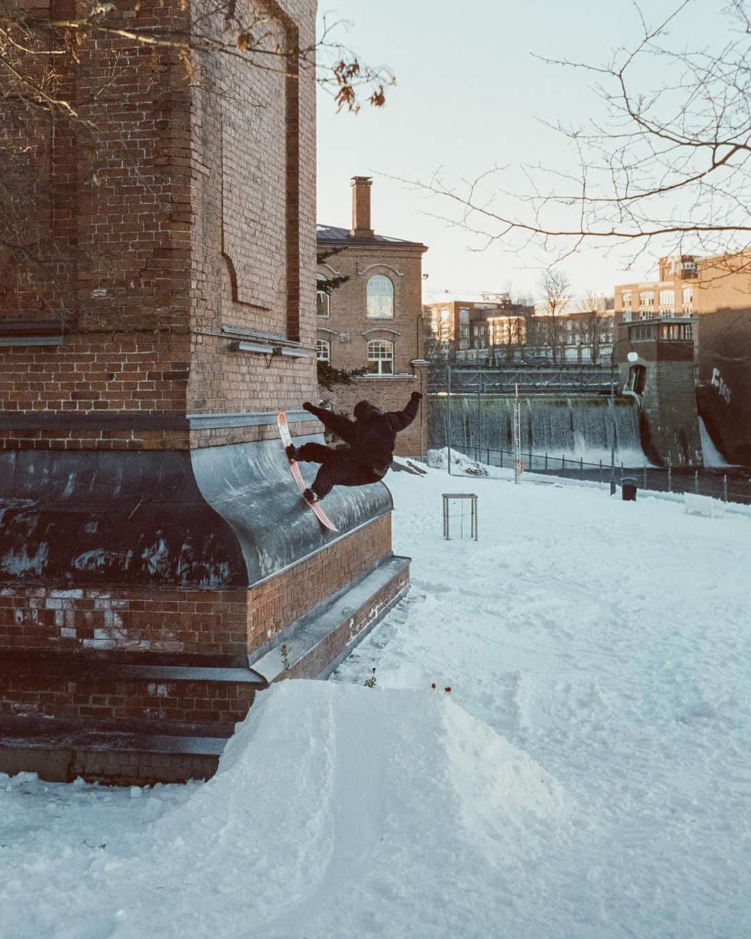 vansのインスタグラム：「Parker Szumowski putting down a Cab 270 bluntside in the new, technically advanced Verse snowboard boot, available now at snowboard shops and vans.com/snow」