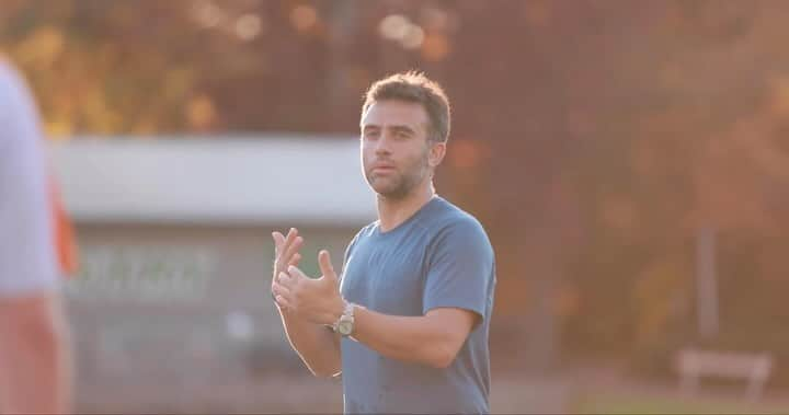 ジュゼッペ・ロッシのインスタグラム：「Teaching the game is so much fun! At the Giuseppe Rossi Academy we fully dedicate ourselves to the players while staying true to our motto…FUNDAMENTALS are what helps you with better decision making, makes the game easier and more fun to play!  #GRacademy ⚽️⚽️⚽️⚽️⚽️ @alessandro_ochoa」