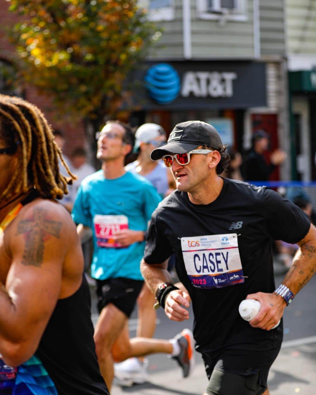 ケイシー・ネイスタットのインスタグラム：「NYC is undefeated and no more so than on Marathon day.  50k people all with the same mission; GOING THE DISTANCE.   thanks for carrying me the first 21 miles @robertomandje 😘   📸 @lukeboelitz  📸 @nyrr  🎥 @dave_levinger」