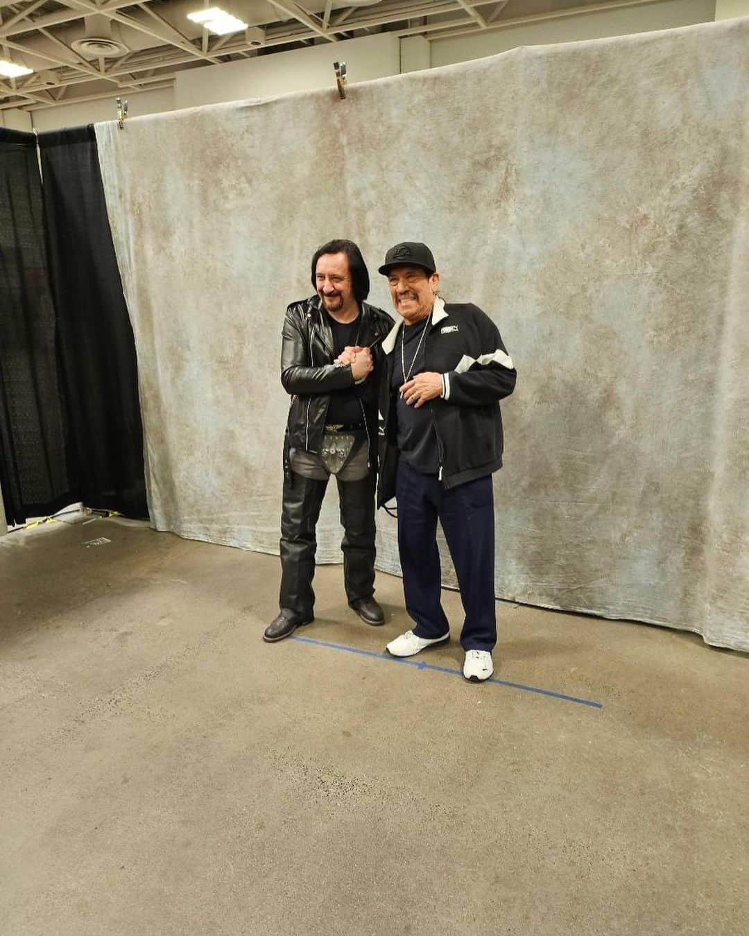 ダニー・トレホさんのインスタグラム写真 - (ダニー・トレホInstagram)「I have the best fans, just check out all these bad ass cosplays! Thank you @twincitiescon for a great weekend and everyone for coming out to see your Uncle Machete!   #twincitiescon #dannytrejo #machete」11月7日 1時58分 - officialdannytrejo