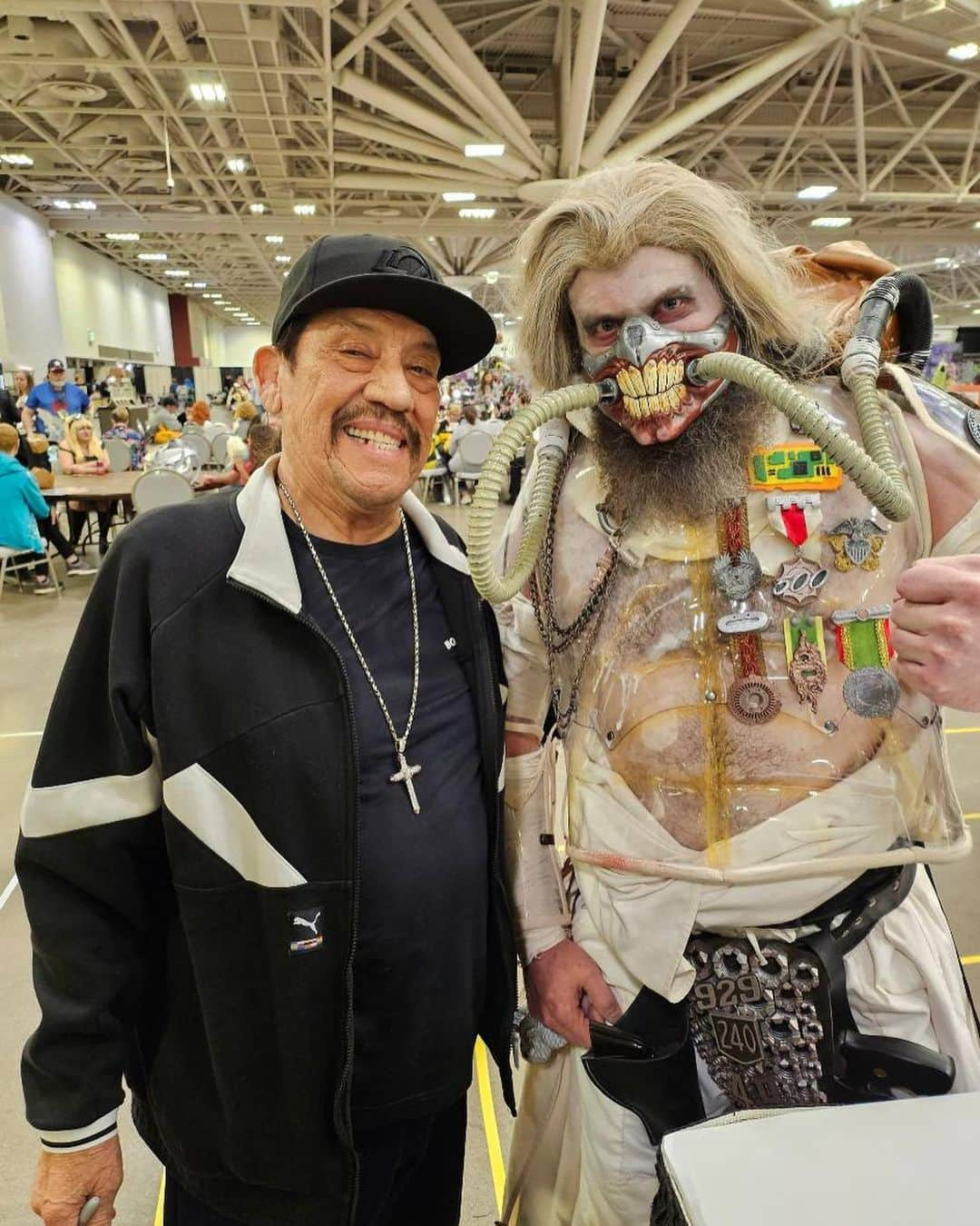 ダニー・トレホのインスタグラム：「I have the best fans, just check out all these bad ass cosplays! Thank you @twincitiescon for a great weekend and everyone for coming out to see your Uncle Machete!   #twincitiescon #dannytrejo #machete」