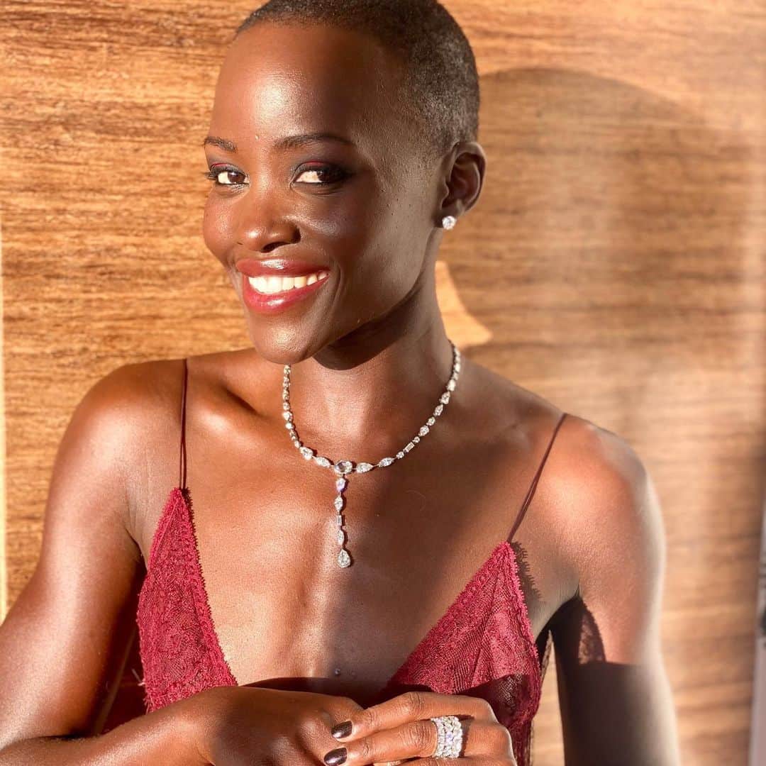 ルピタ・ニョンゴのインスタグラム：「This past weekend’s panoramic view and a little Yoyo, too! (Thank you, Gucci for his first high fashion kitty collar!) 🐈 #YOYOYYO @LACMA Art+Film Gala   💃🏿: @Gucci 💍: @DeBeersOfficial 💇🏿: @LarryJarahSims 🎨🖌️: @NickBarose 💅🏿: @NailzbyVee Styled by @micaela」