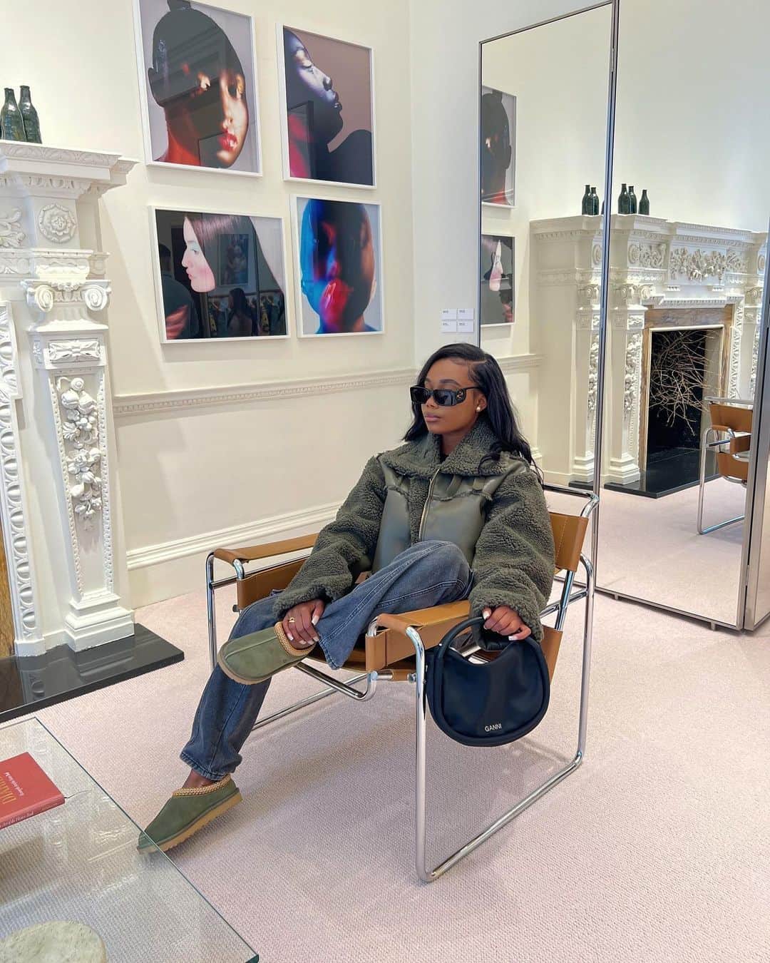 アグのインスタグラム：「@michemingg is an accurate depiction of our Monday mood, ready for business.   #UGG #FeelsLikeUGG #UggTasman #Tasman」